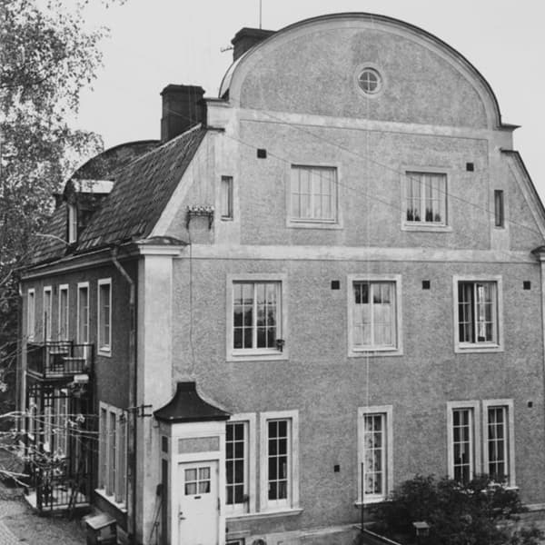 Ett svartvitt foto av en stor byggnad.