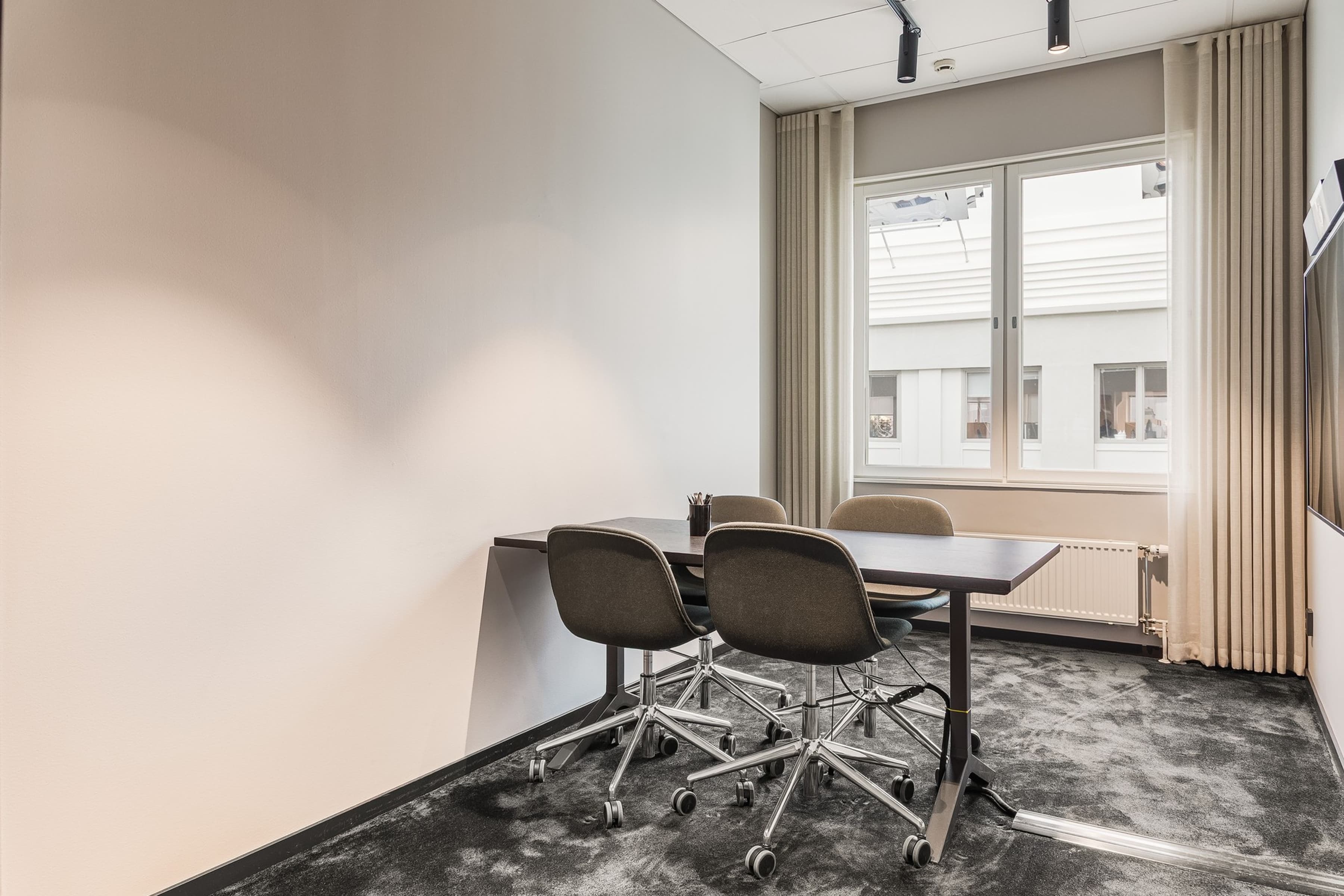 Ett konferensrum med bord och stolar.