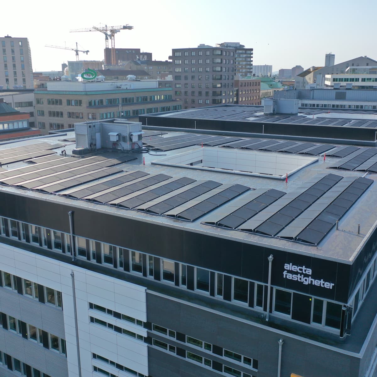 En stor byggnad med många fönster på.