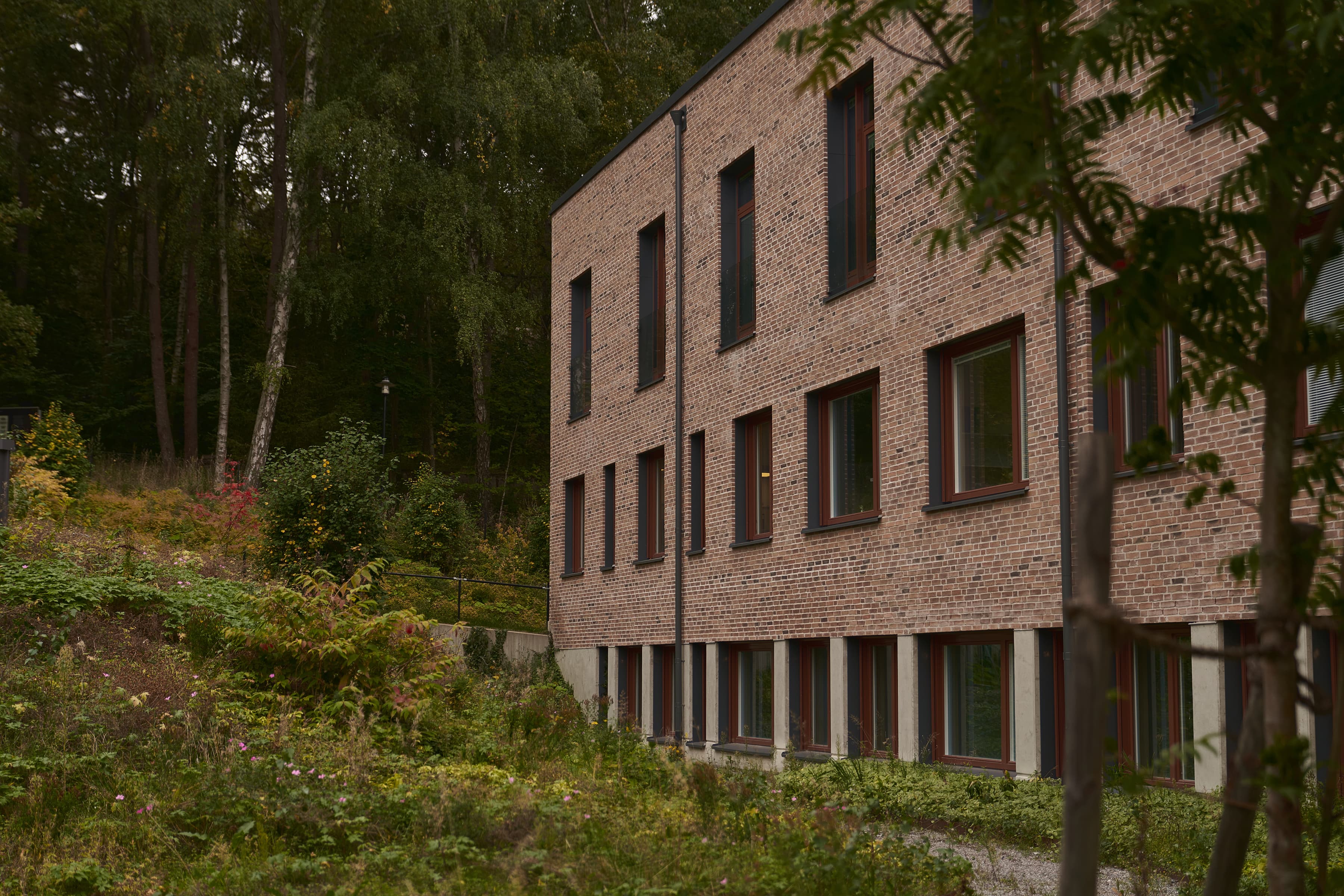 En tegelbyggnad med flera fönster på sidan av den.