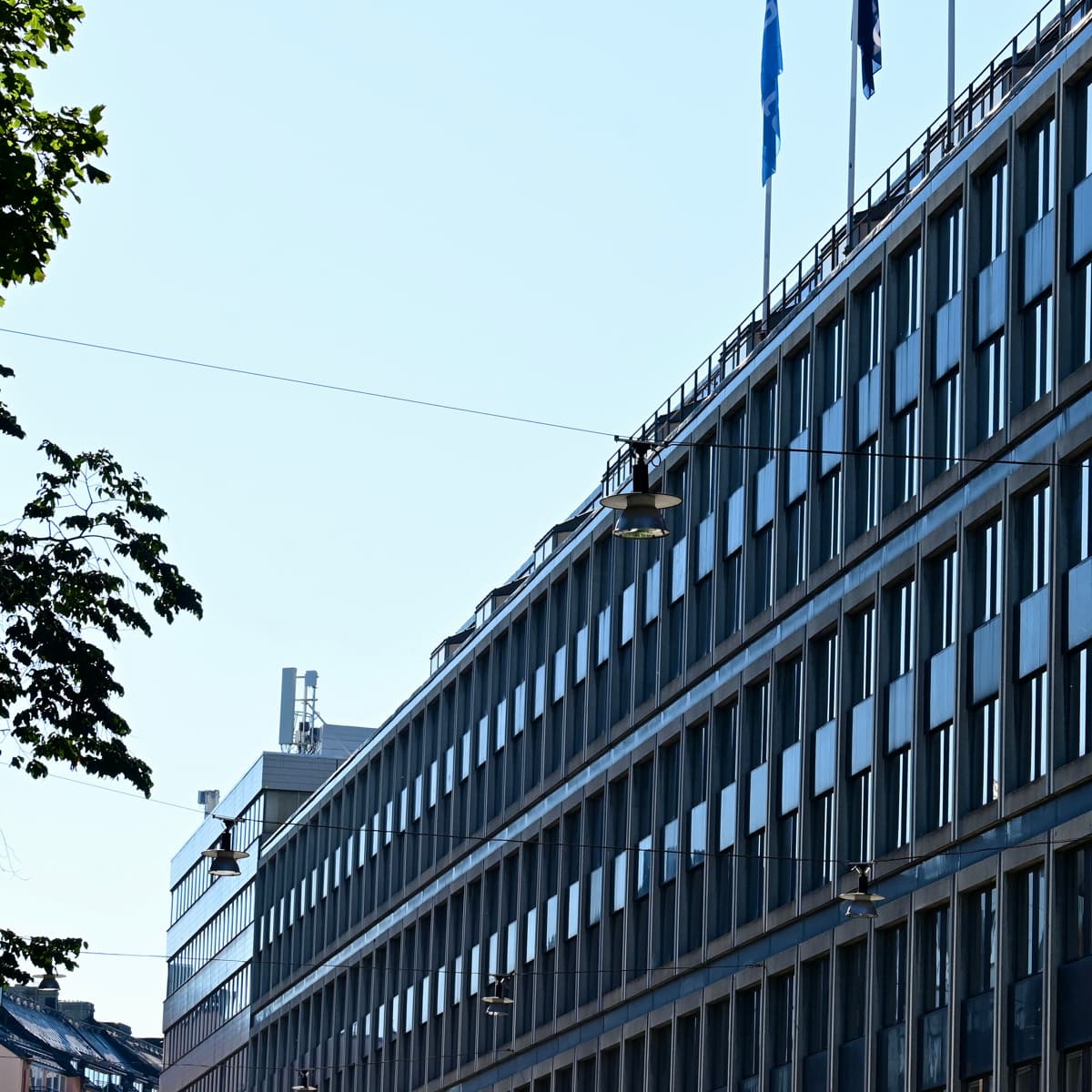 En mycket hög byggnad med många fönster.