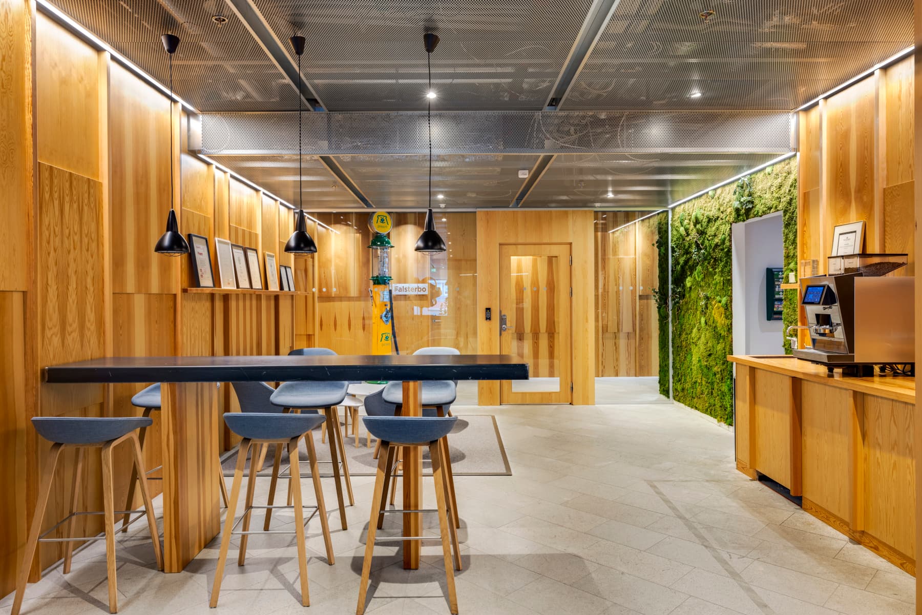 Ett rum som har en massa pallar i sig.