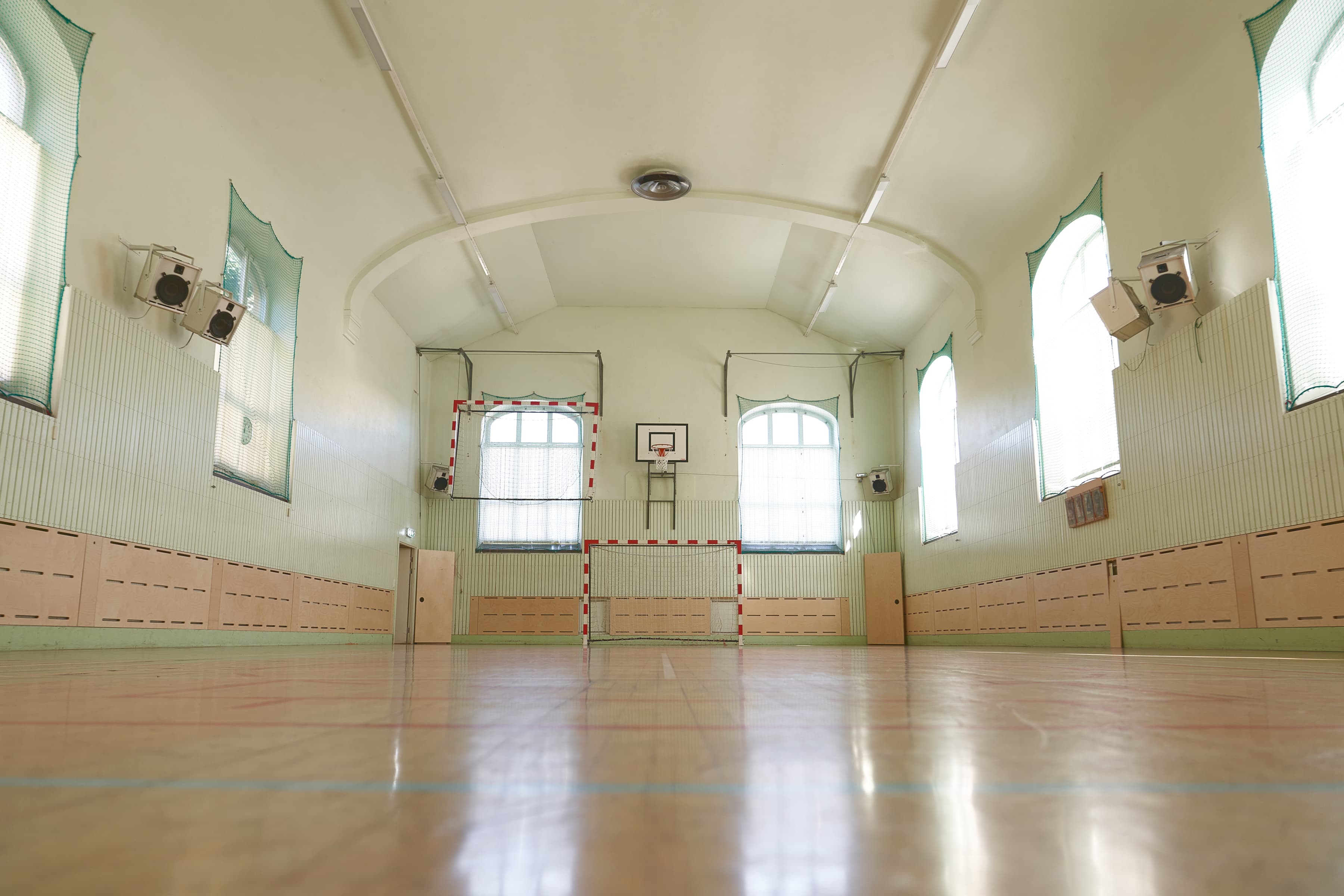 En basketplan med en basketkorg i mitten.