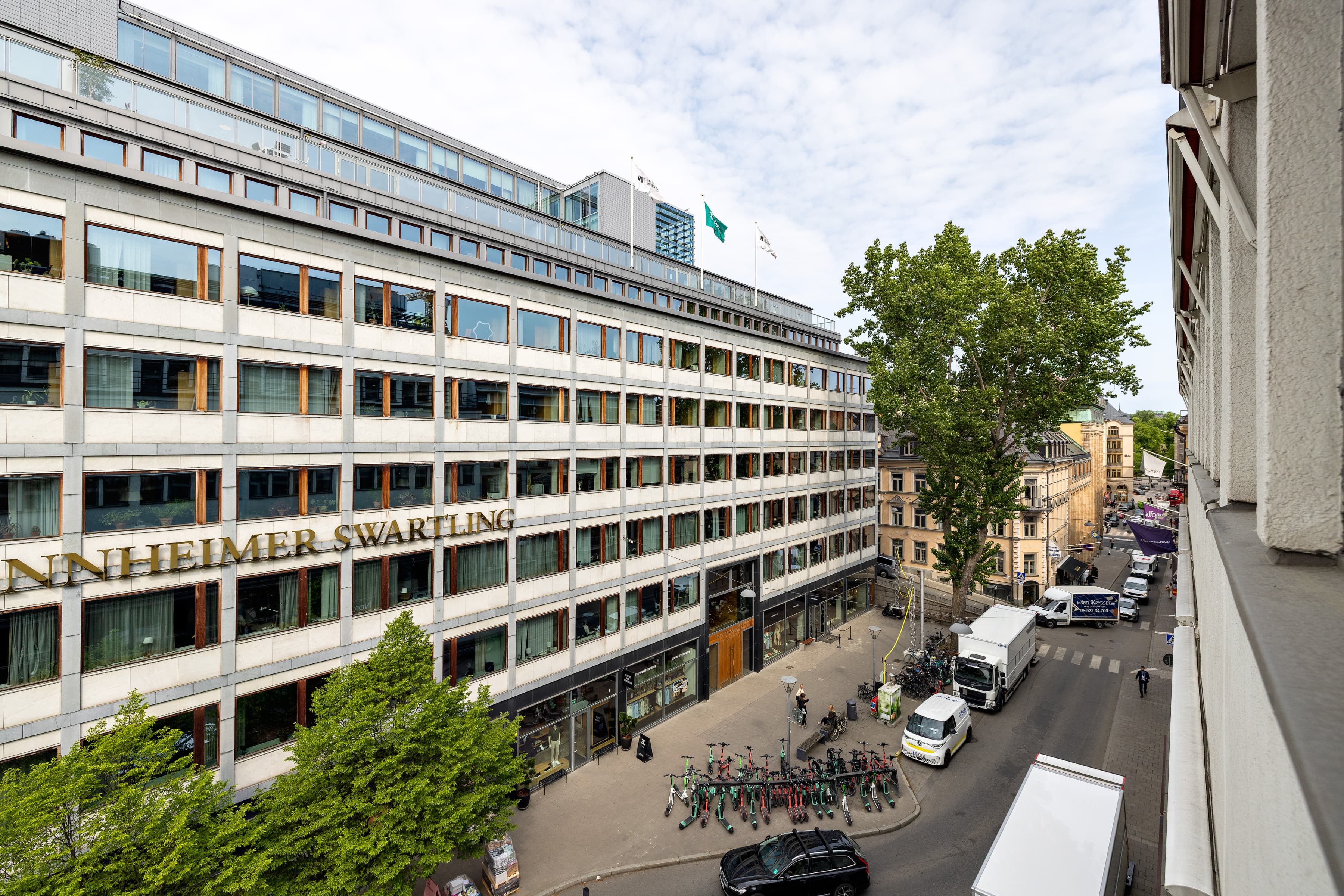 En gata i en stad med mycket trafik bredvid höga byggnader.
