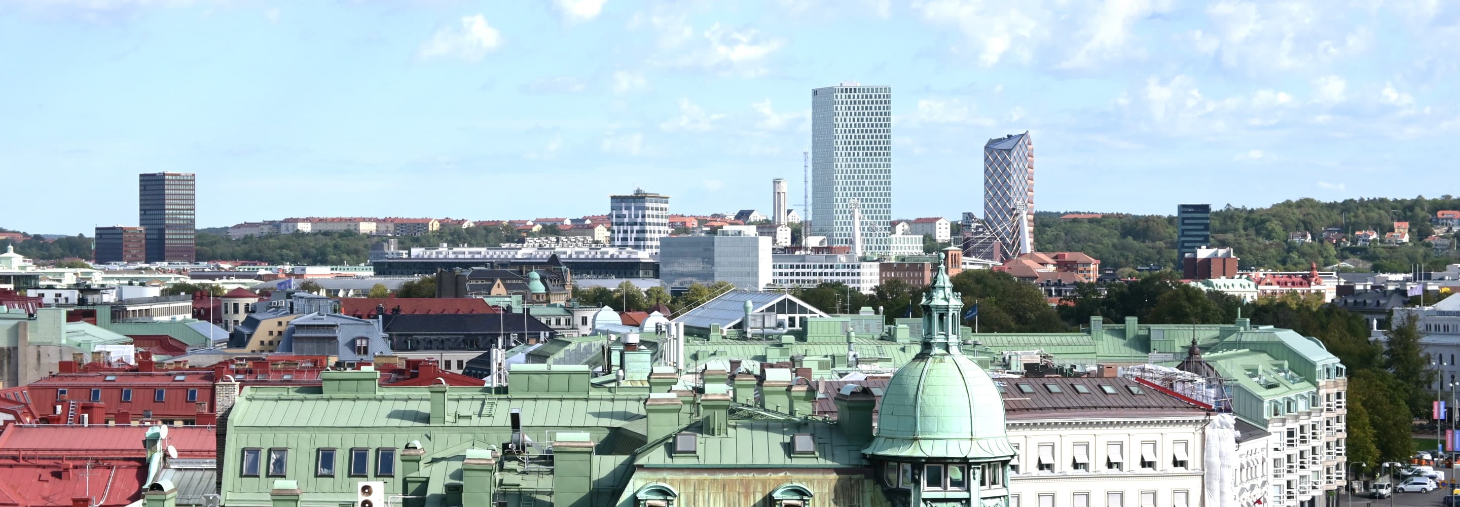 En utsikt över en stad med många höga byggnader.