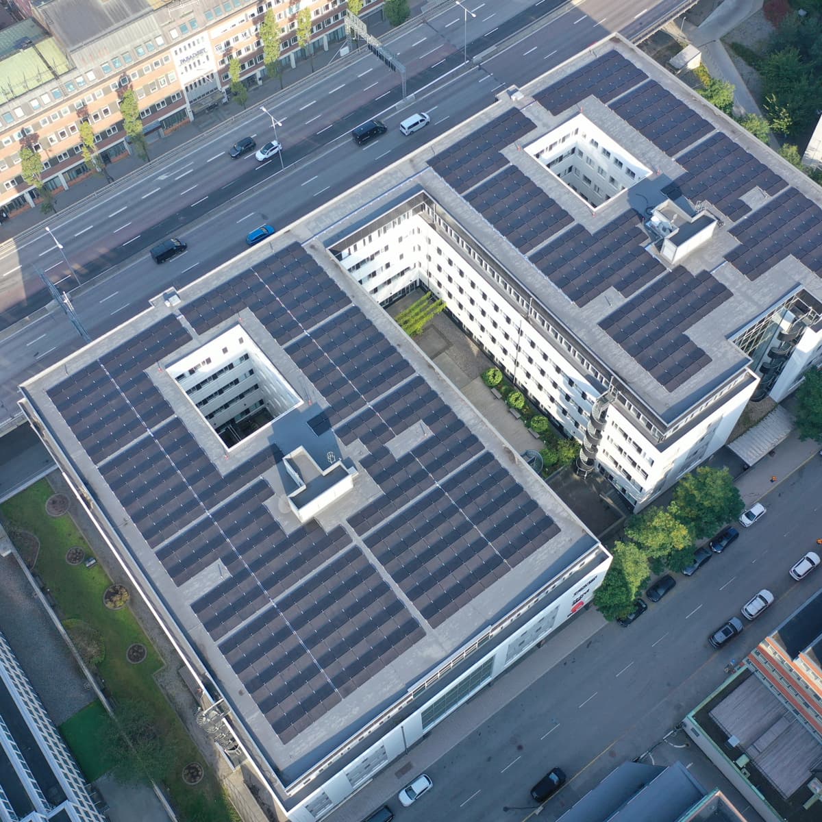 En flygbild av en byggnad med en parkeringsplats framför sig.