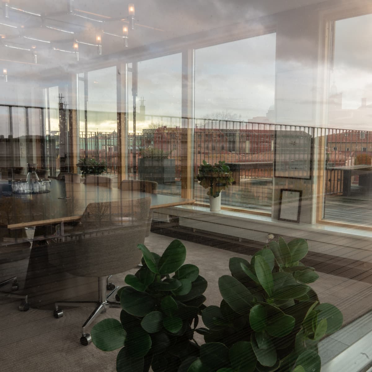 Ett kontor med utsikt över en stad.