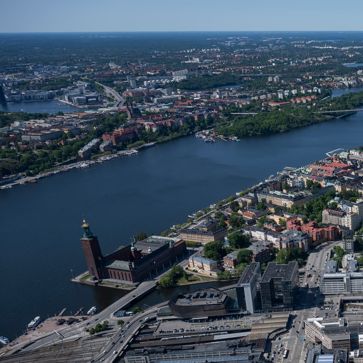 En flygbild av en stad med en flod som rinner genom den.