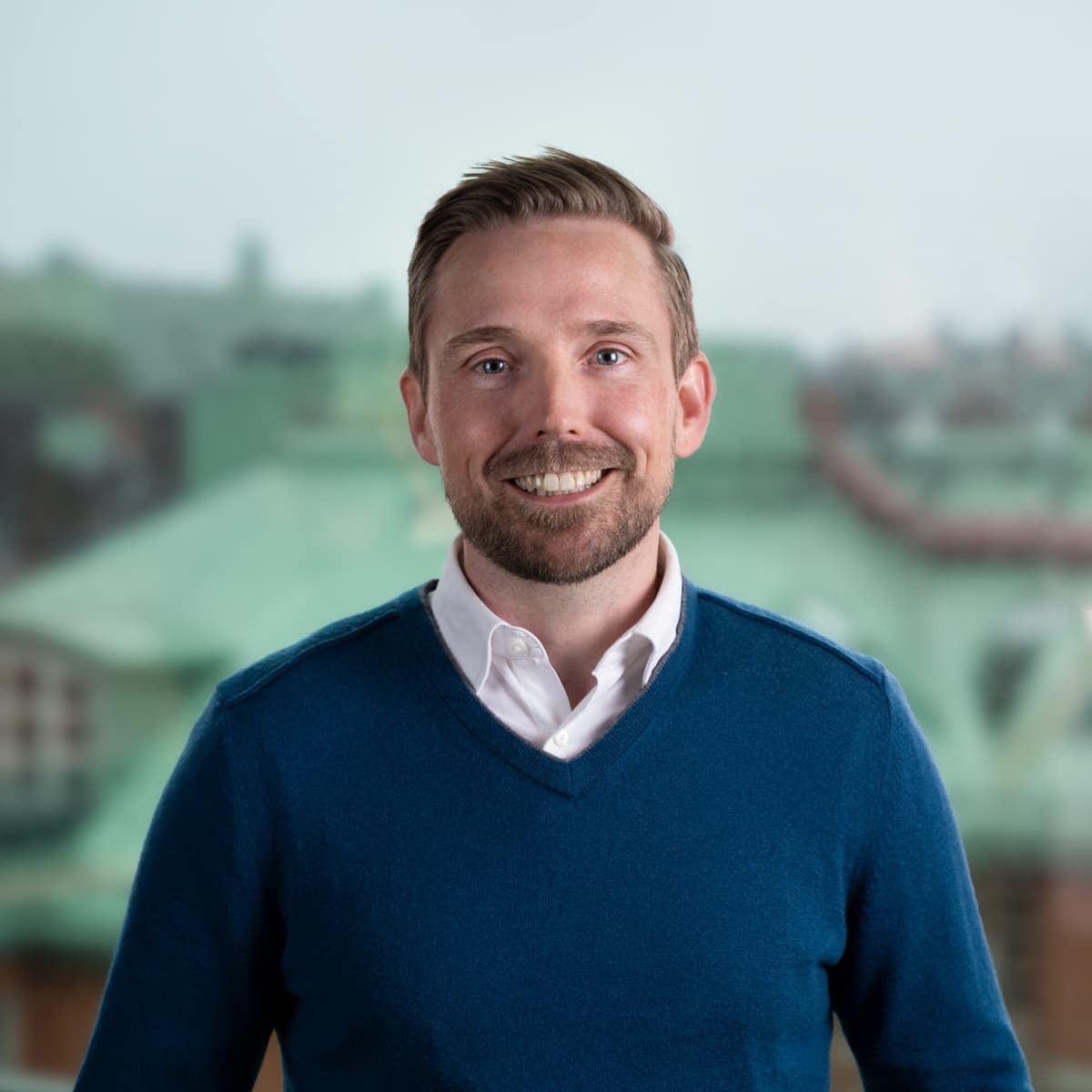 En man som står framför en stadsbild.