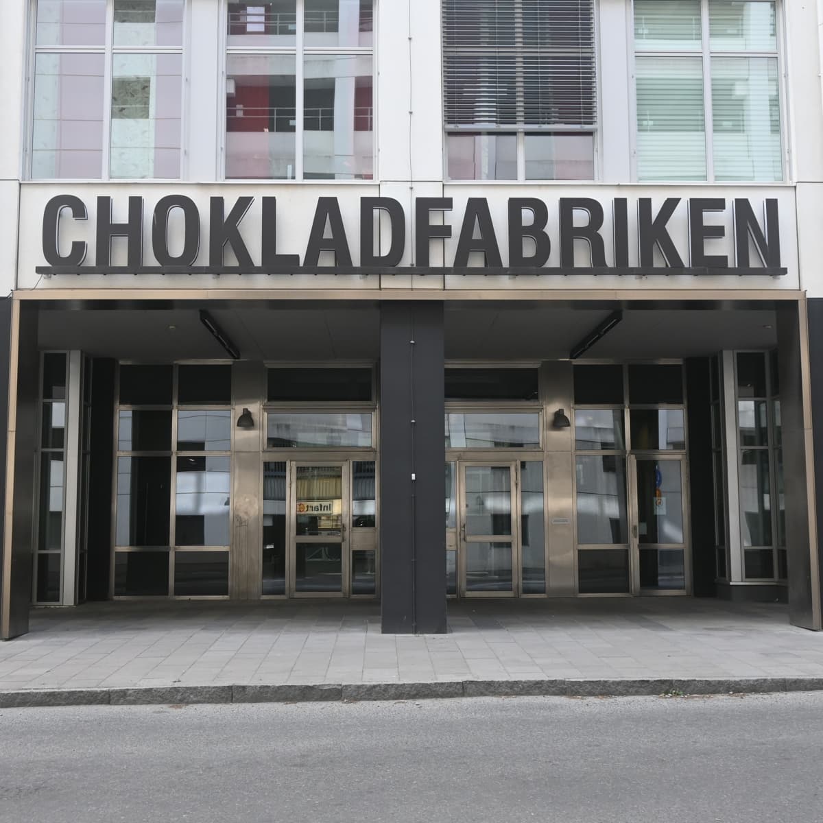 Ingången till en byggnad med en skylt där det står chokkadababriken.