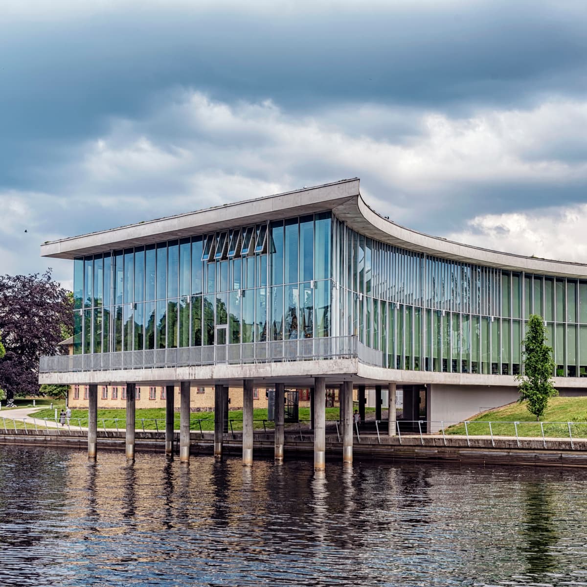 En stor byggnad som ligger vid sidan av en flod.