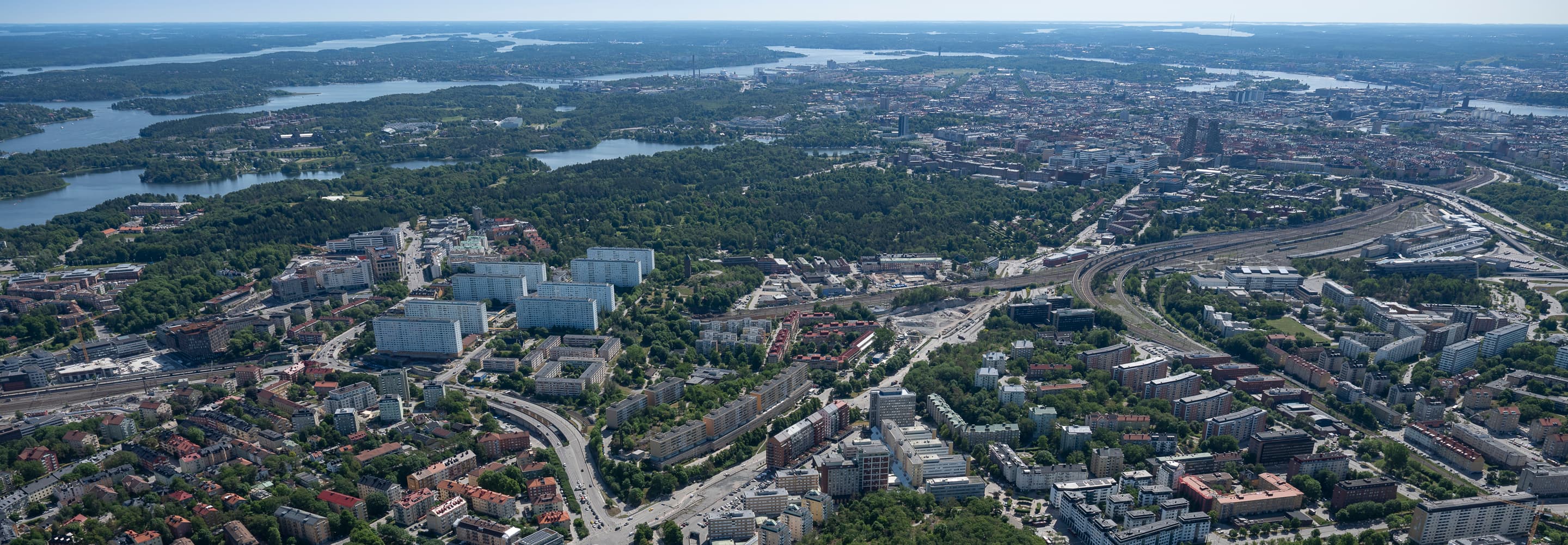 En flygbild av en stad med många byggnader.