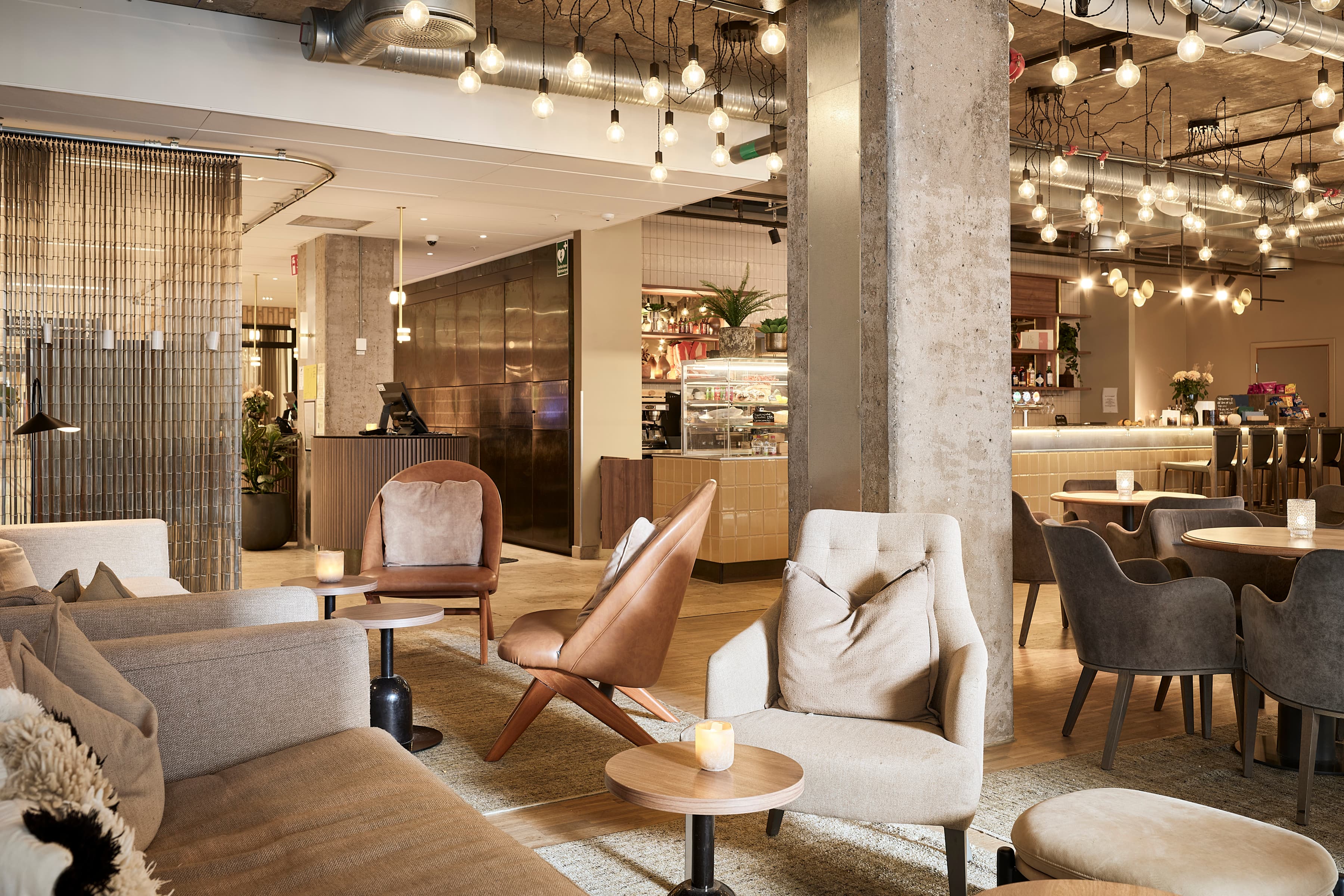 Ett vardagsrum fyllt med massor av möbler.