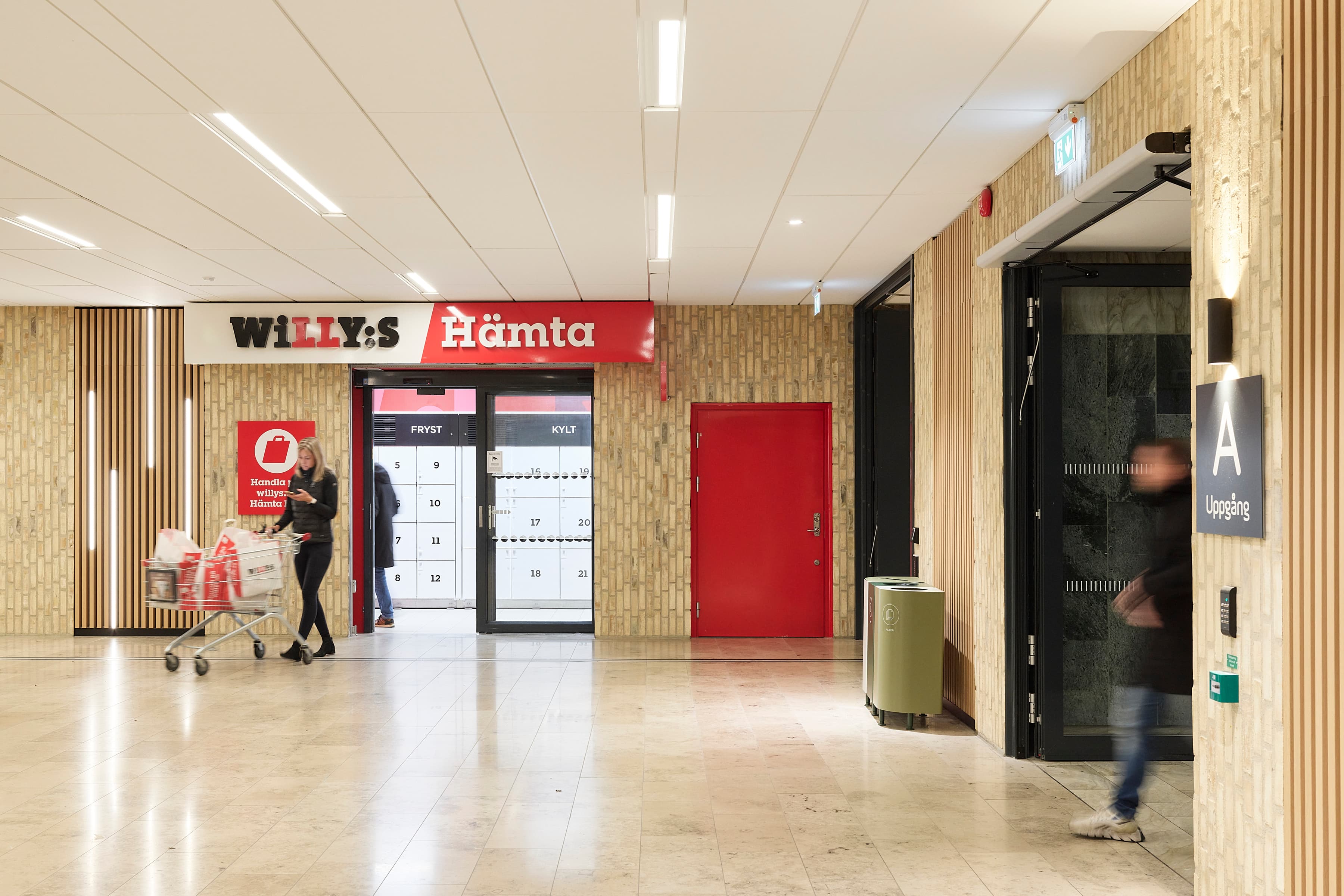 Utanför en matbutik med människor.