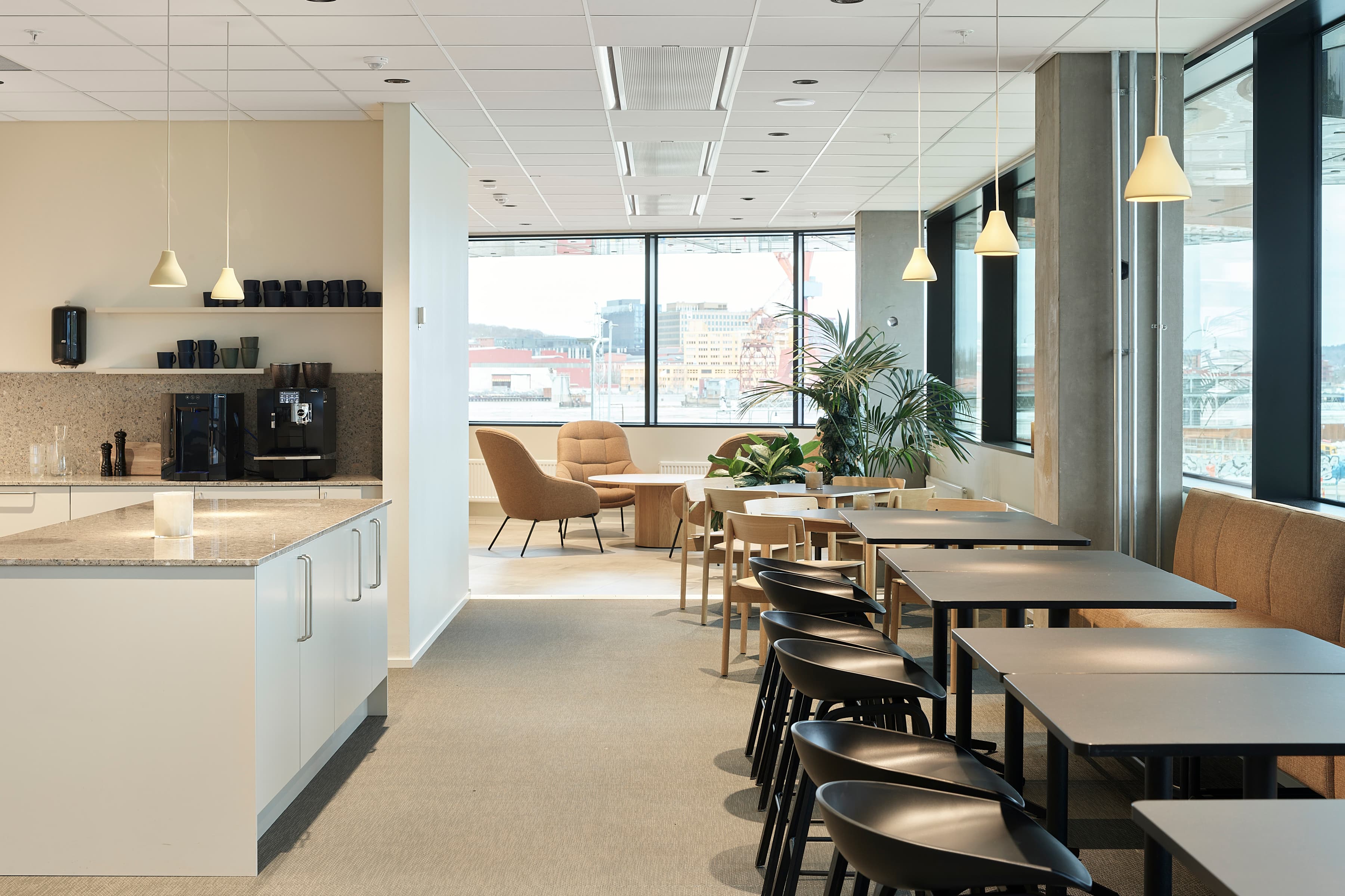 En restaurang med bord, stolar och en bar.