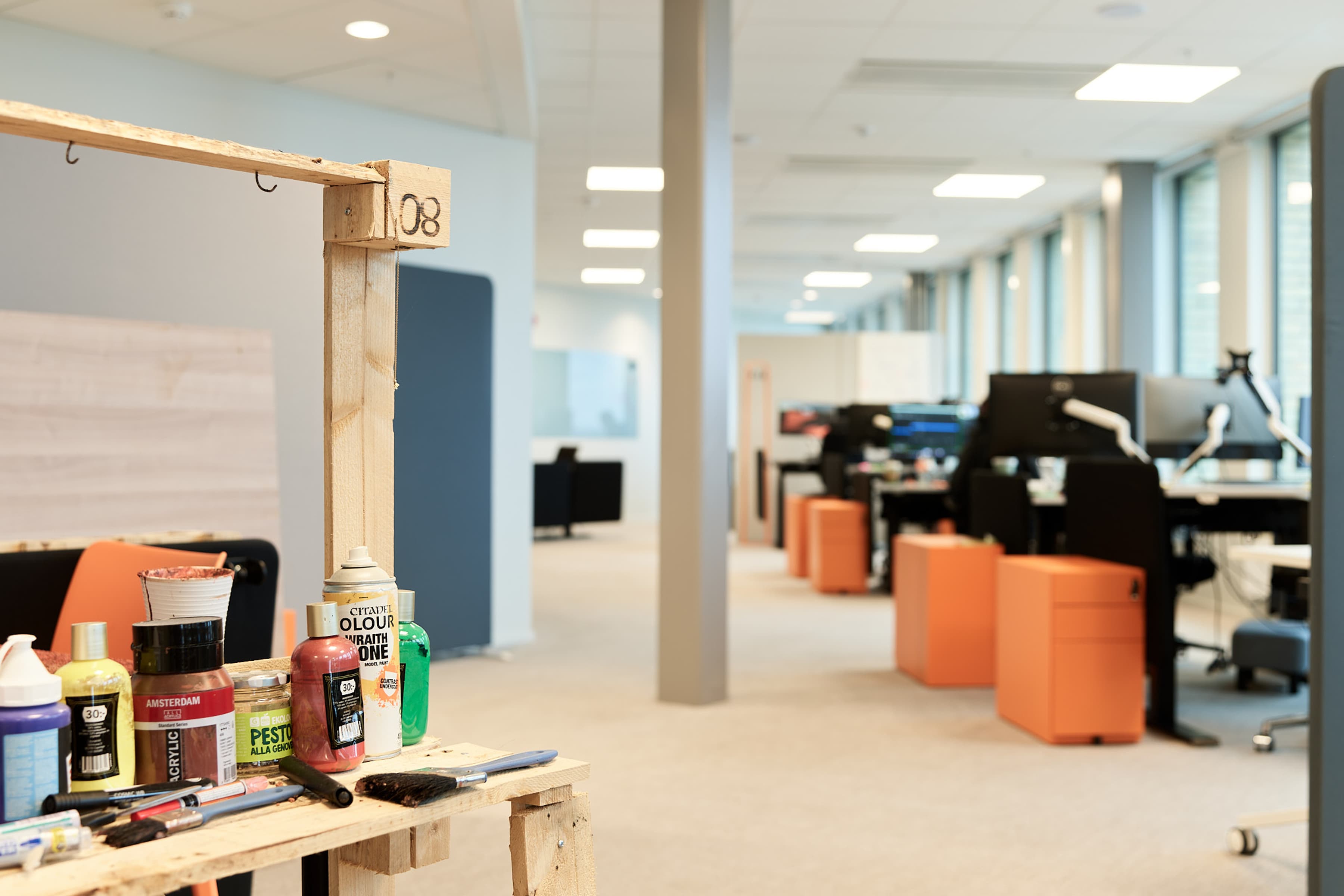 Ett rum fyllt med massor av kontorsmaterial.