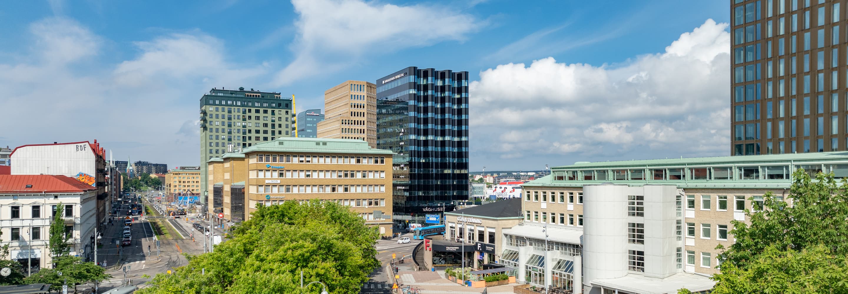En utsikt över en stad med höga byggnader.