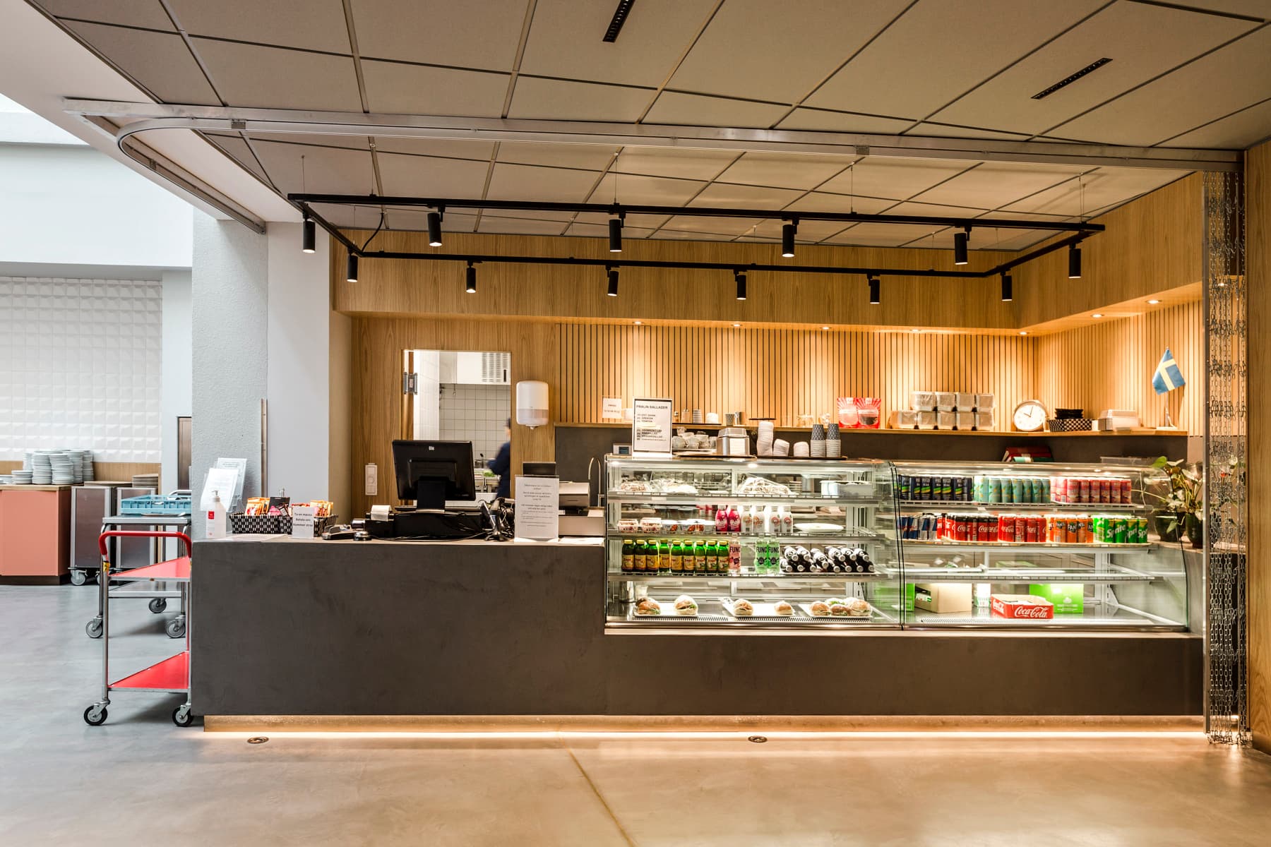 En restaurang med en stor disk och hyllor med mat.