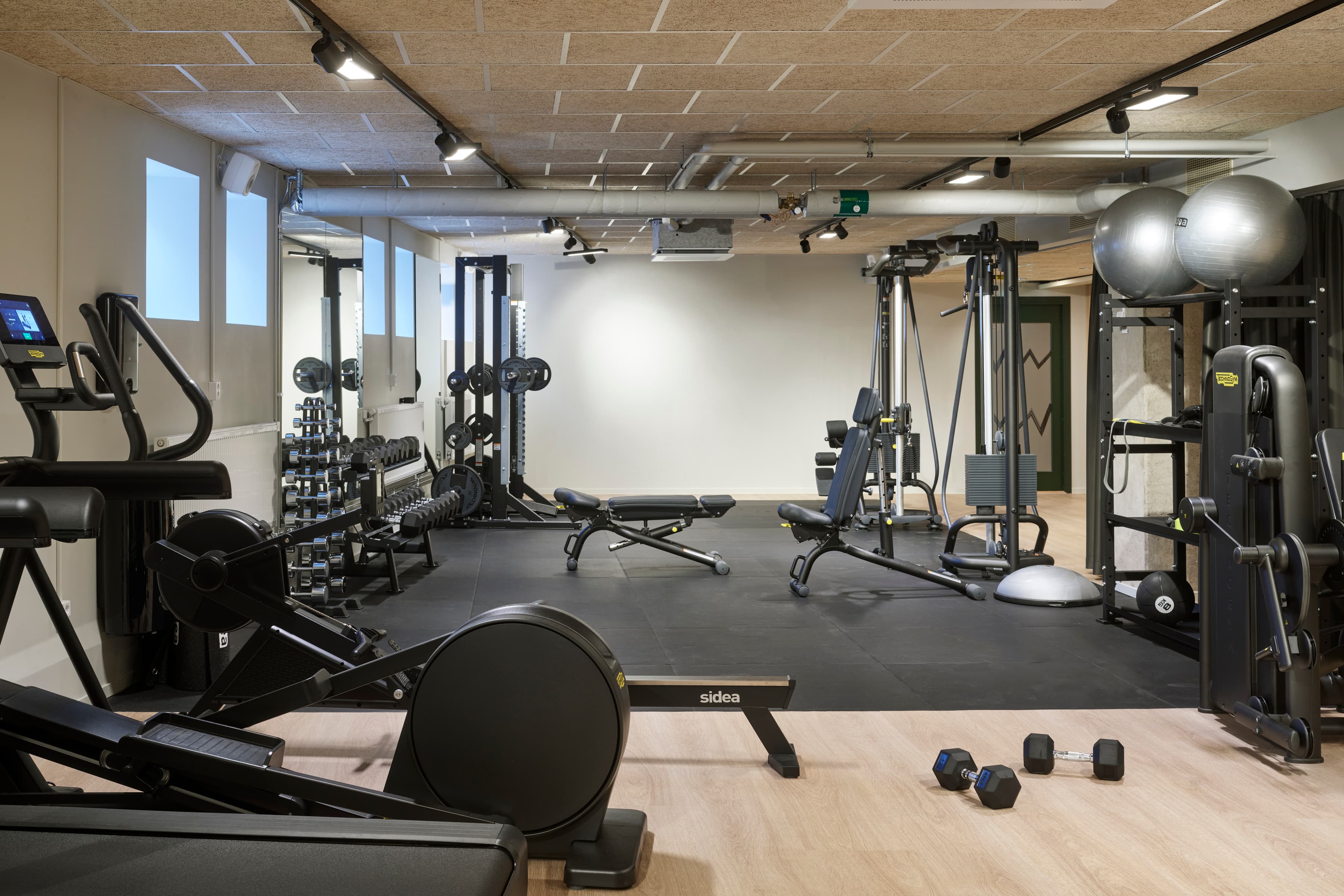 Ett gym med mycket träningsutrustning.