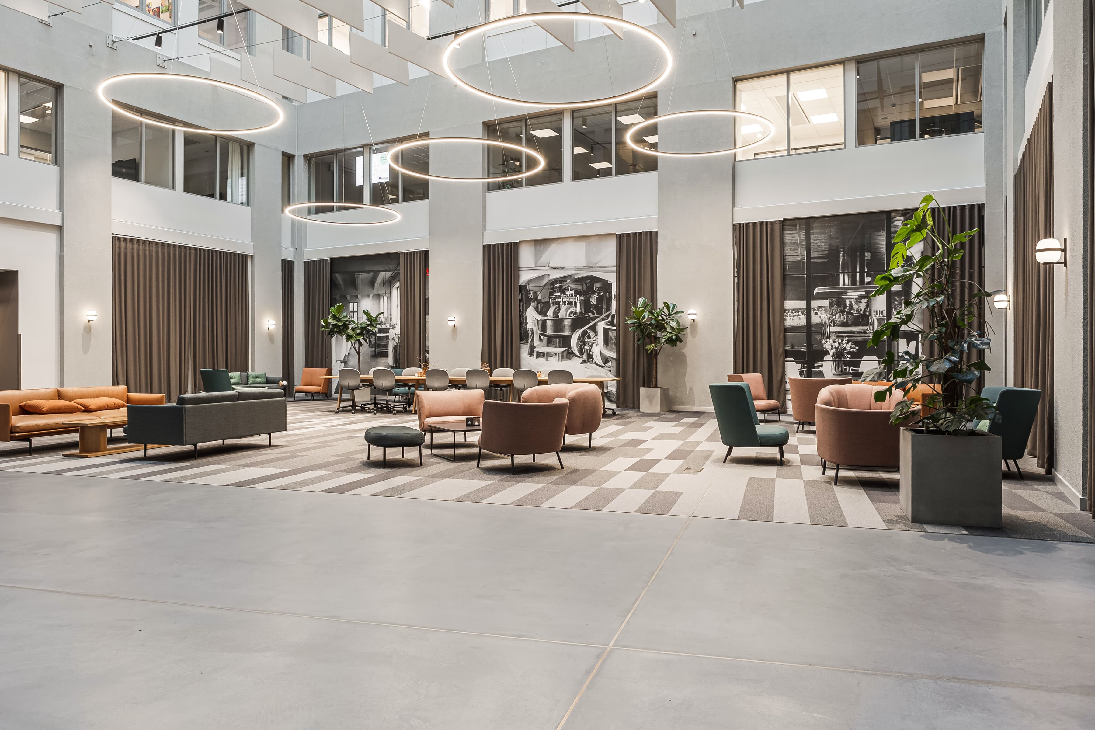 En stor lobby med moderna möbler och högt i tak.