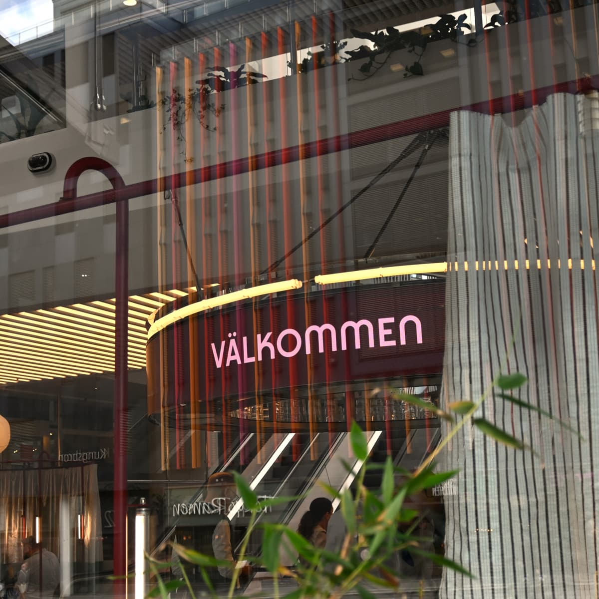 En byggnad med en skylt där det står valinomen.