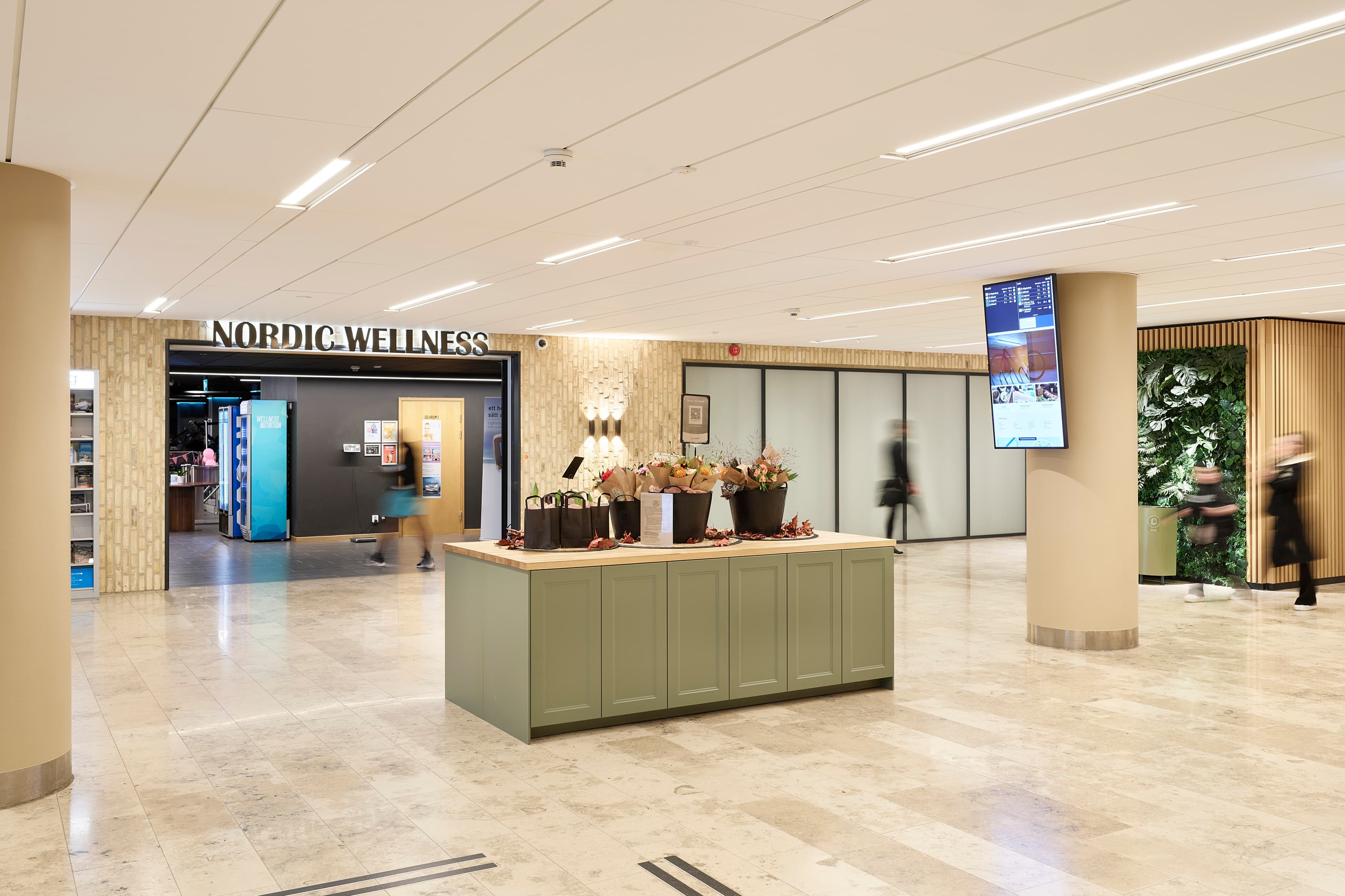 Bild tagen på insidan av en fastighet utanför ett gym.