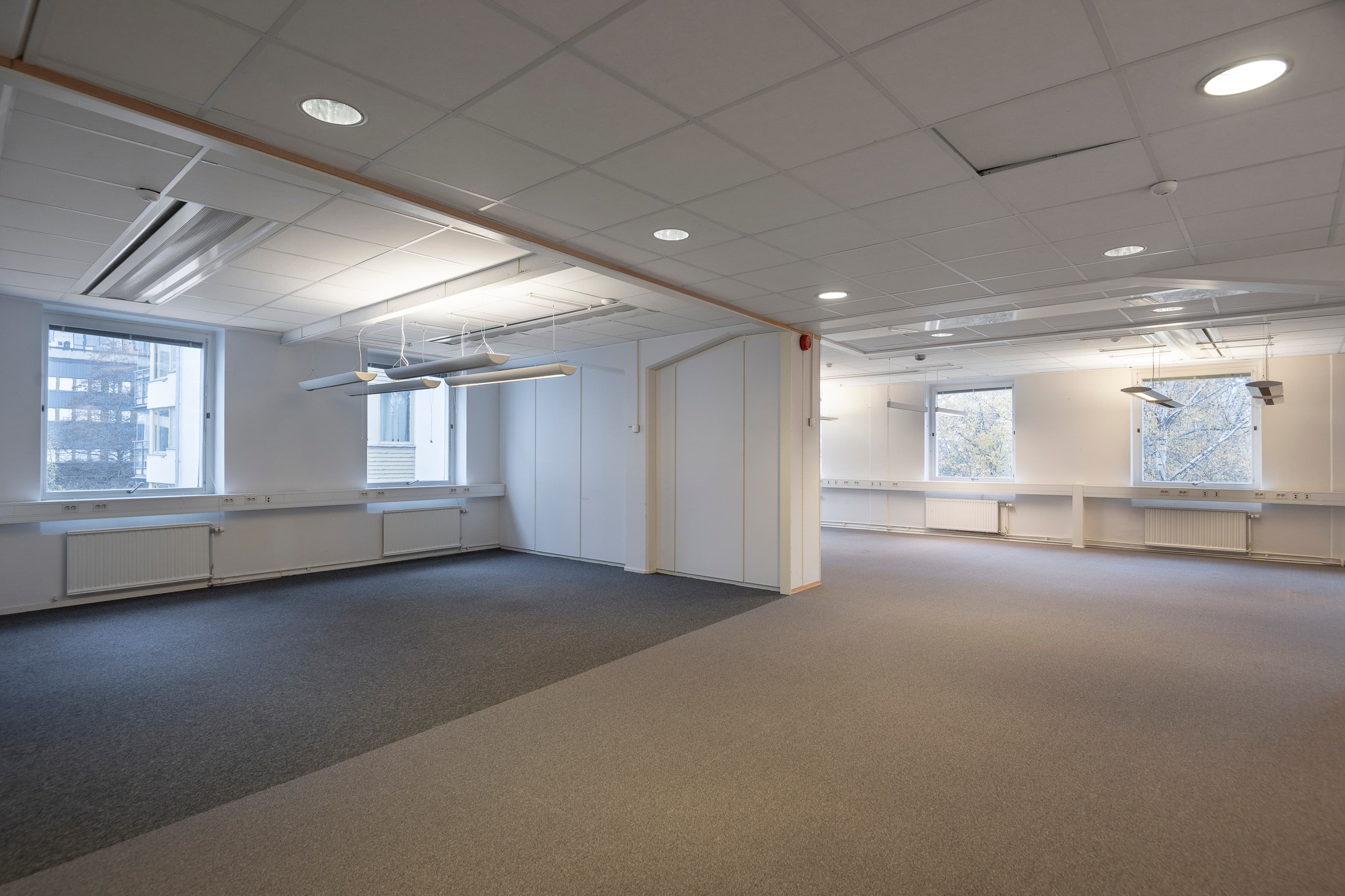 Ett tomt kontorsutrymme utan människor.