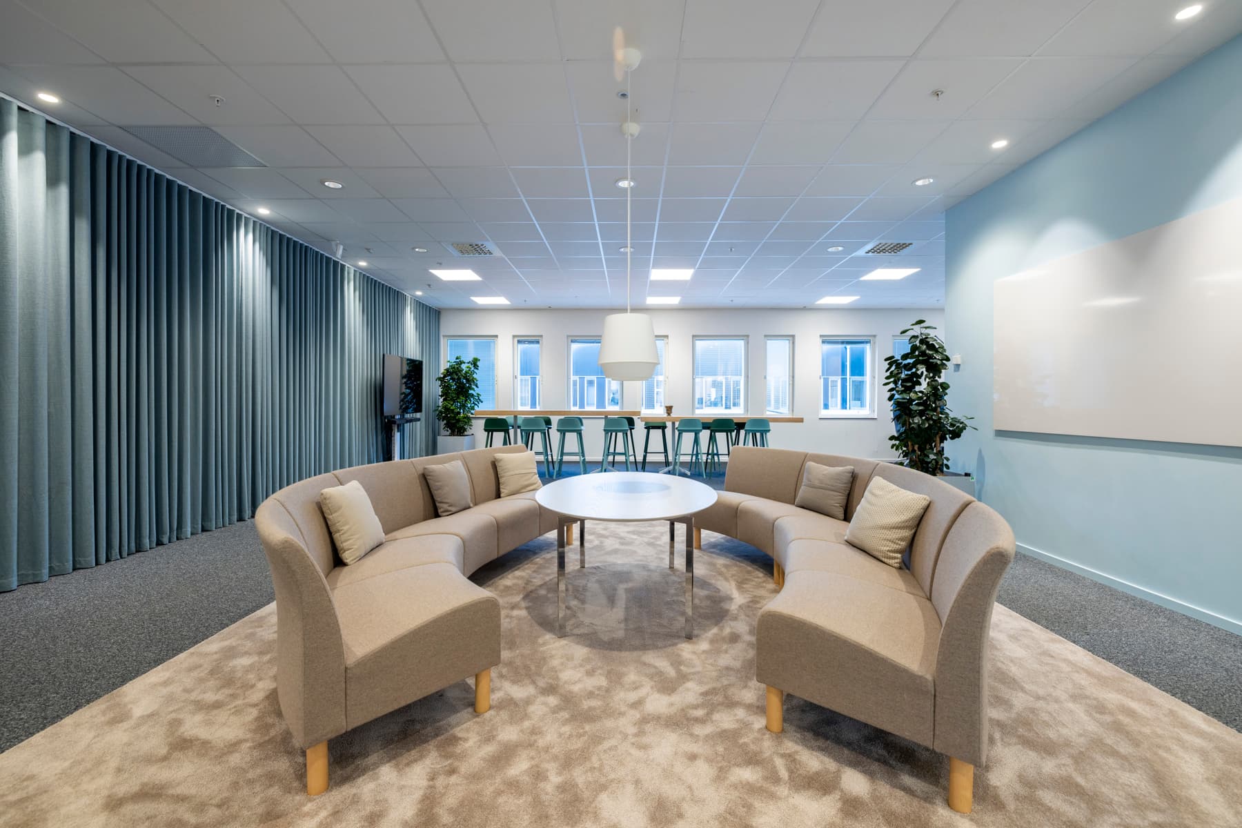 Ett rum med en soffa, stolar och ett bord.