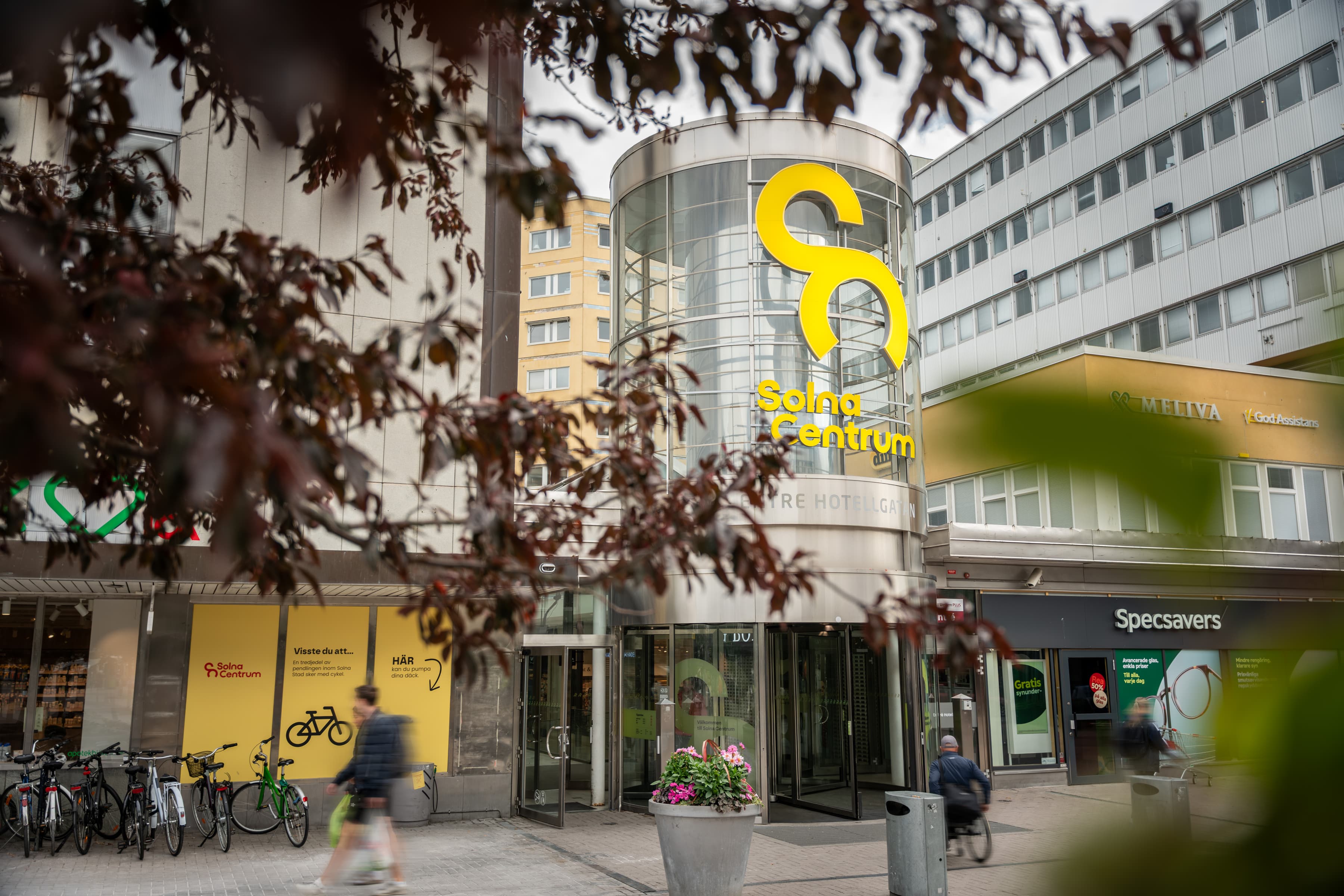 En byggnad med en stor gul skylt på sidan av den.