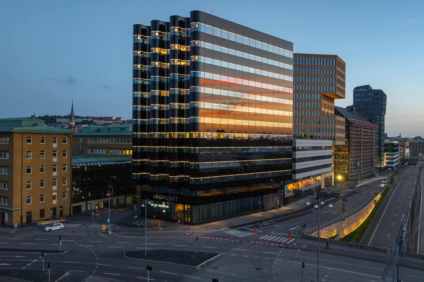 En mycket hög byggnad som ligger vid sidan av en väg.