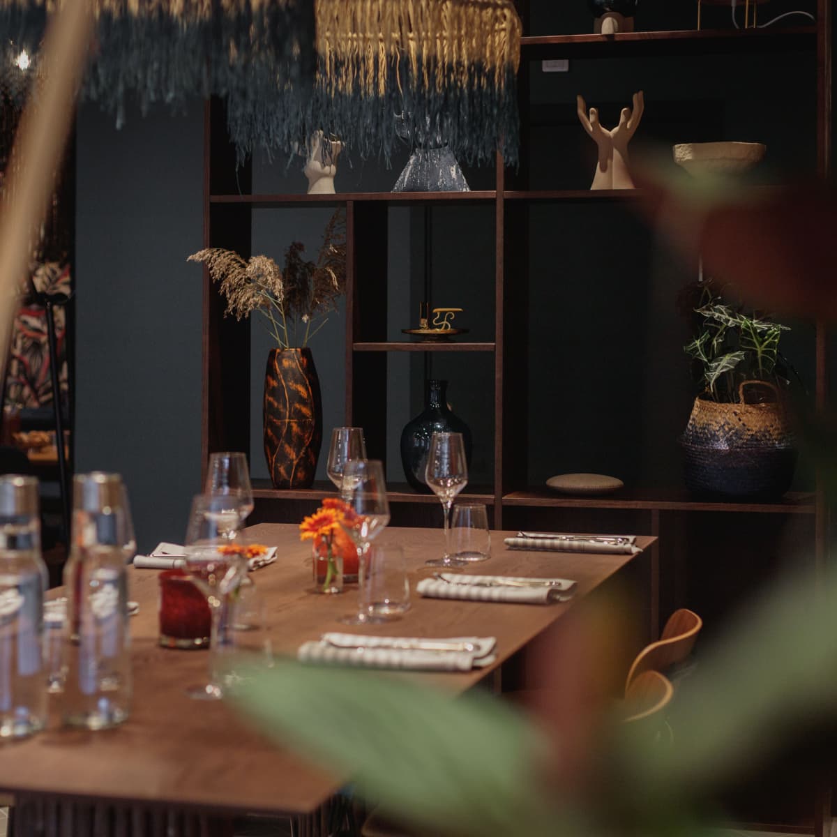 Ett matsalsbord med dukning och dukning.