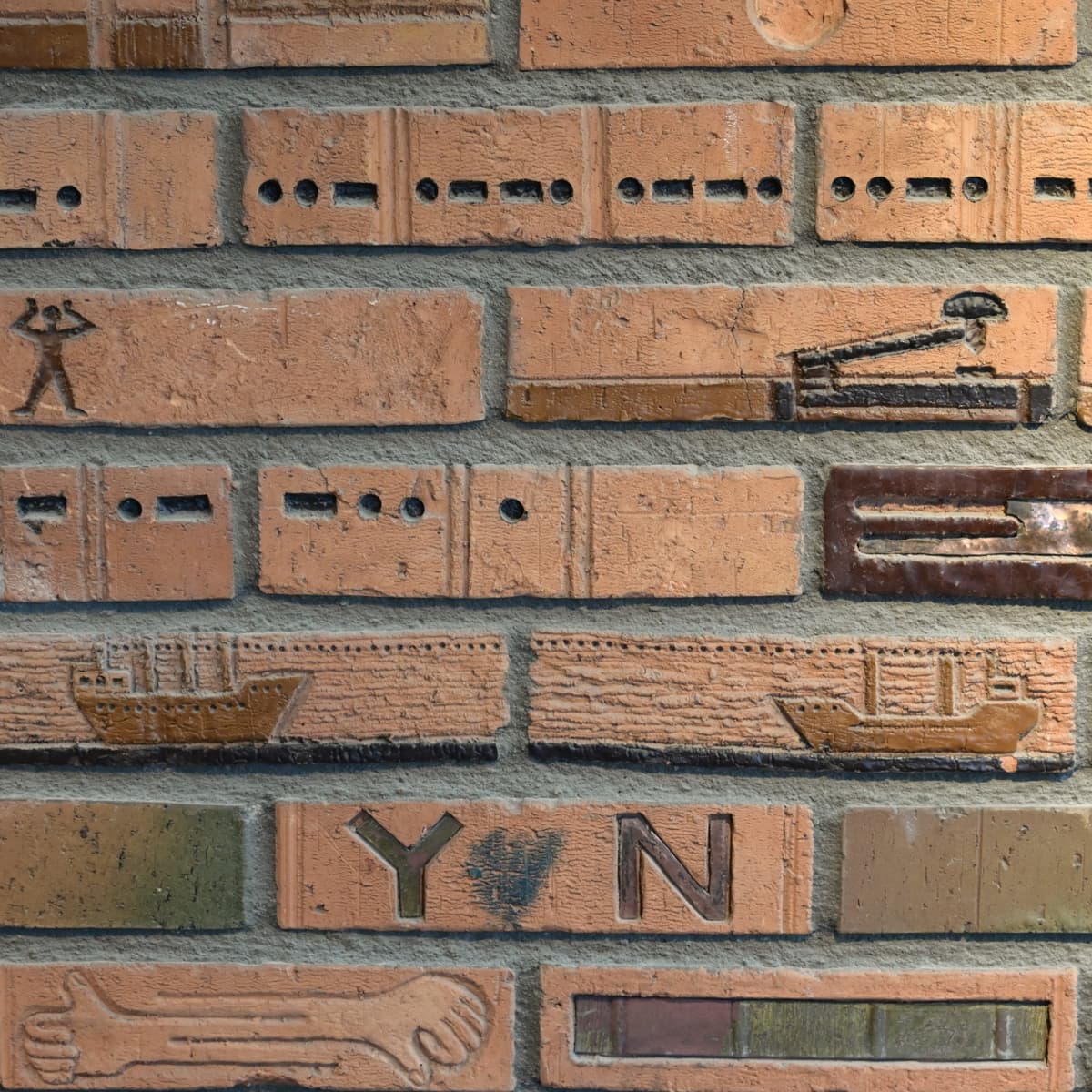 En tegelvägg som har en massa tegelstenar på sig.