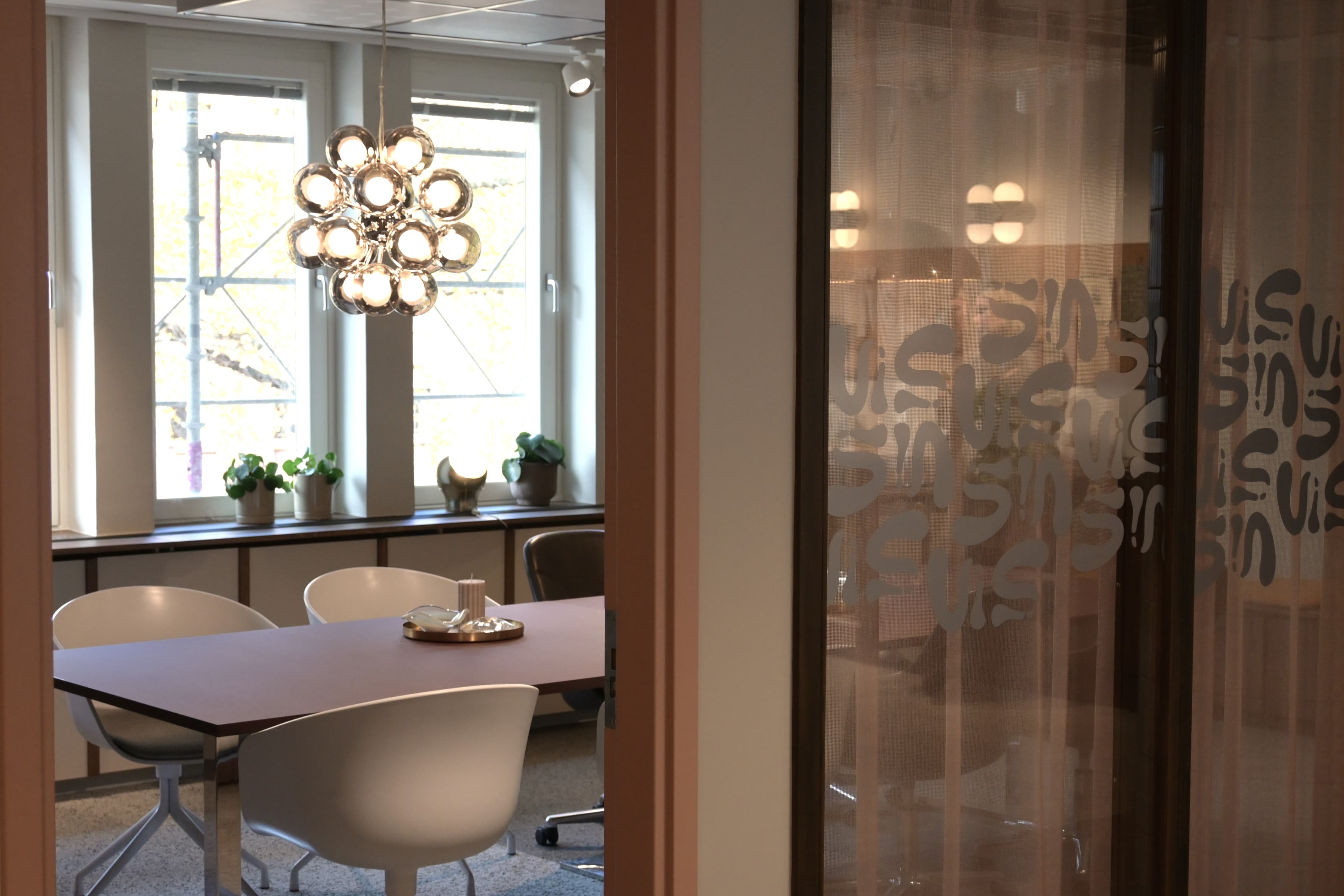 Ett konferensrum med bord och stolar.