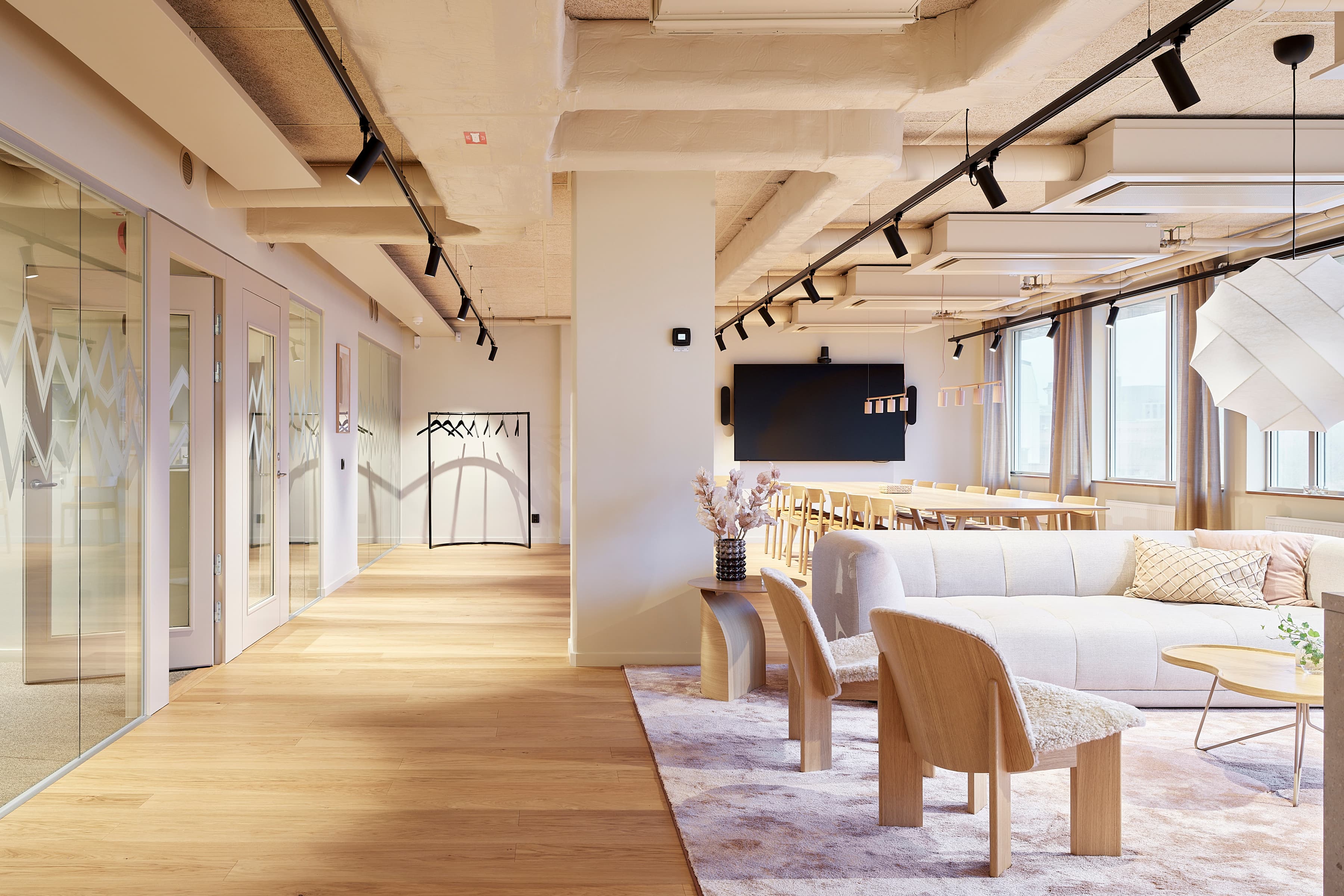 Ett rum med många möbler och ett stort fönster.