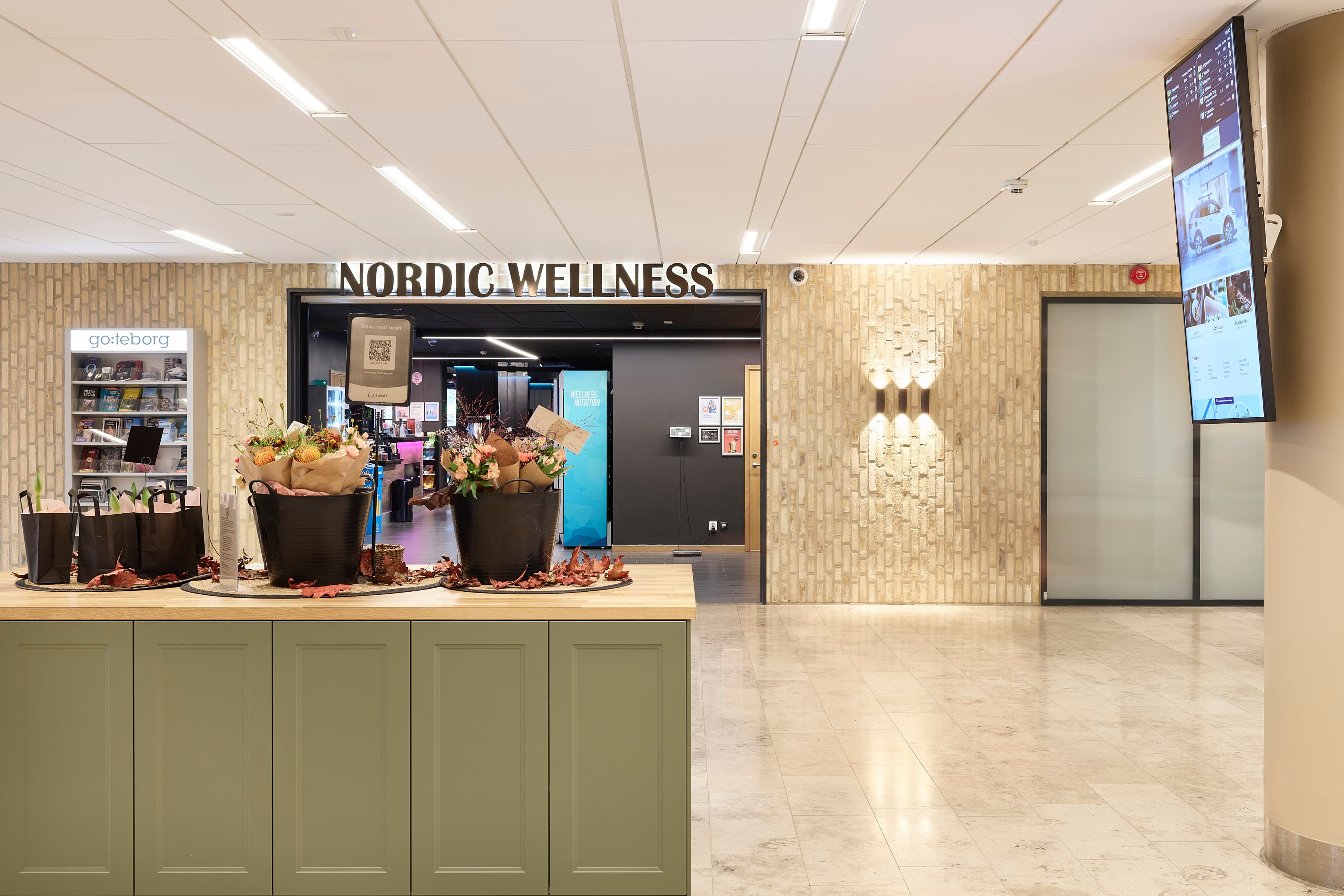 En utsikt över en väl upplyst entré.