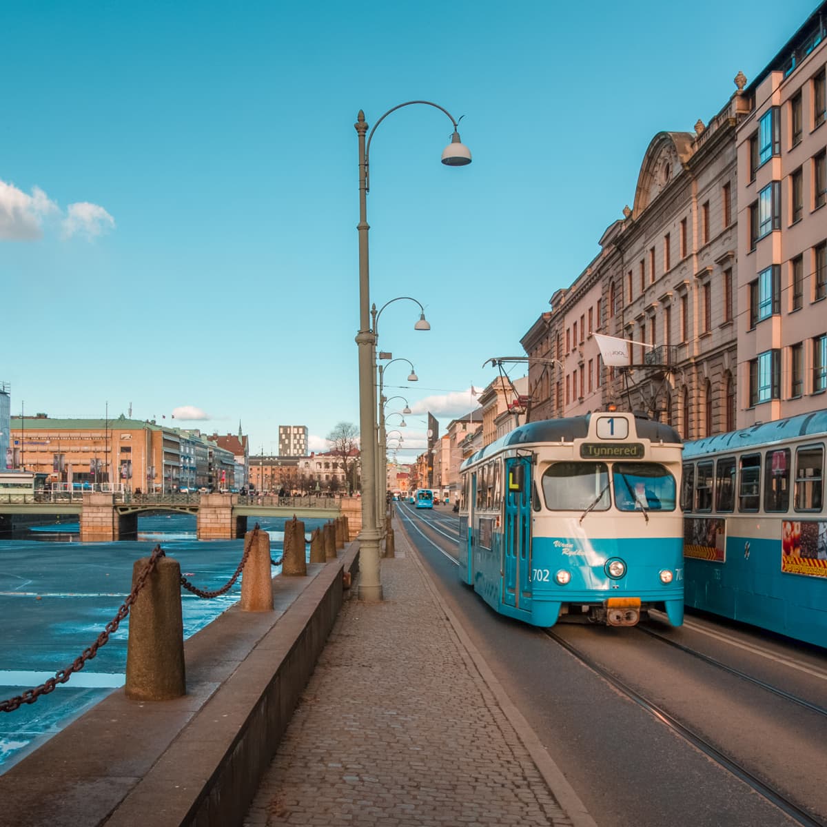 Några bussar som står på en gata.