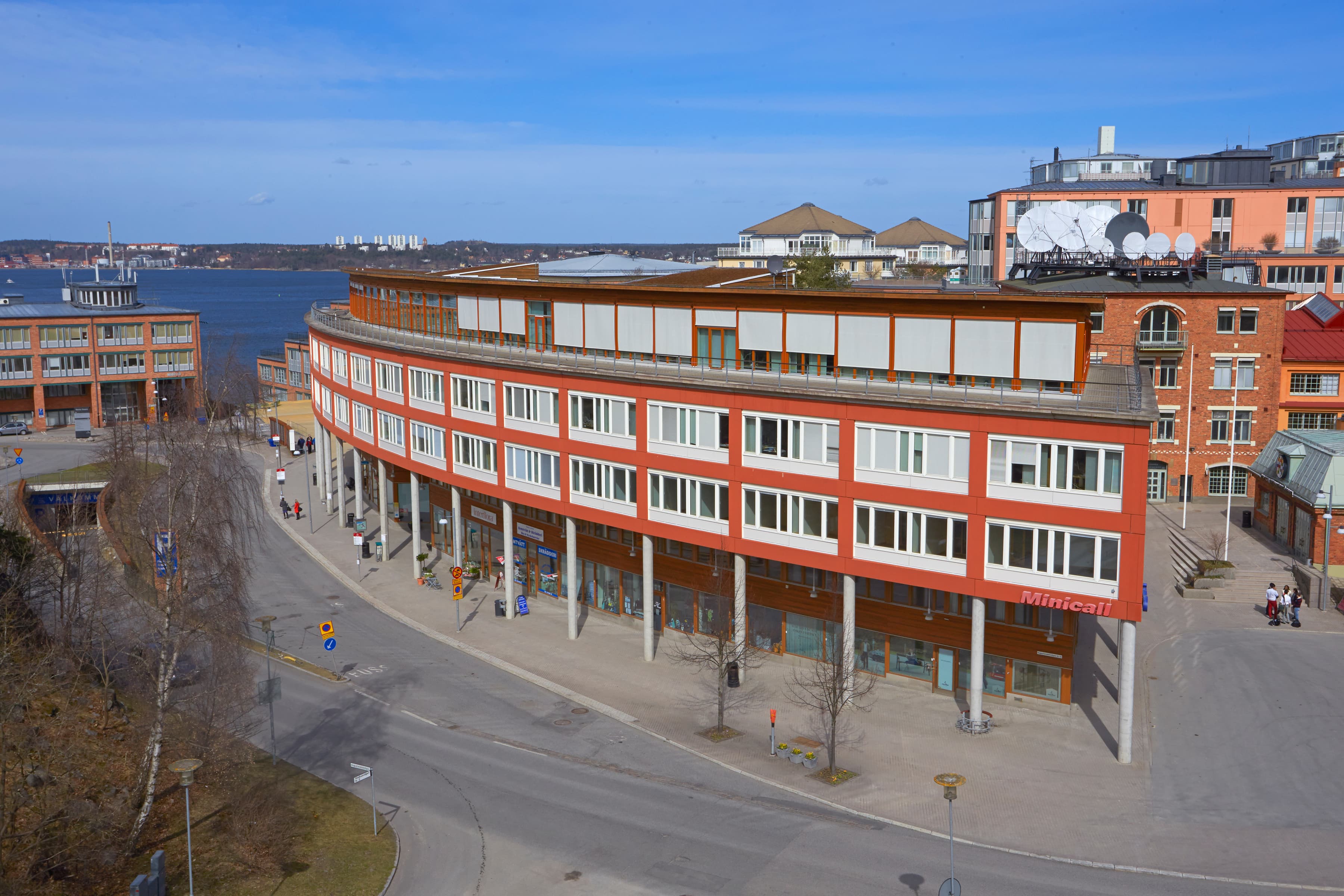 En röd och vit byggnad intill ett vattendrag.