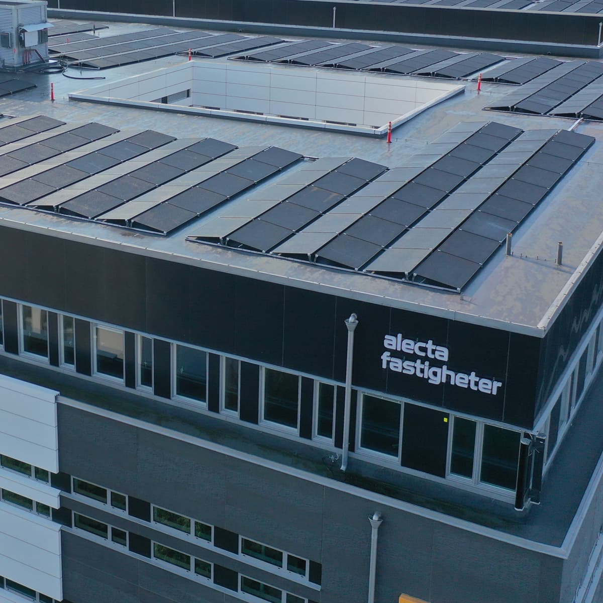 En stor byggnad med många fönster på.