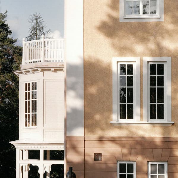 En hög byggnad med en klocka på framsidan.