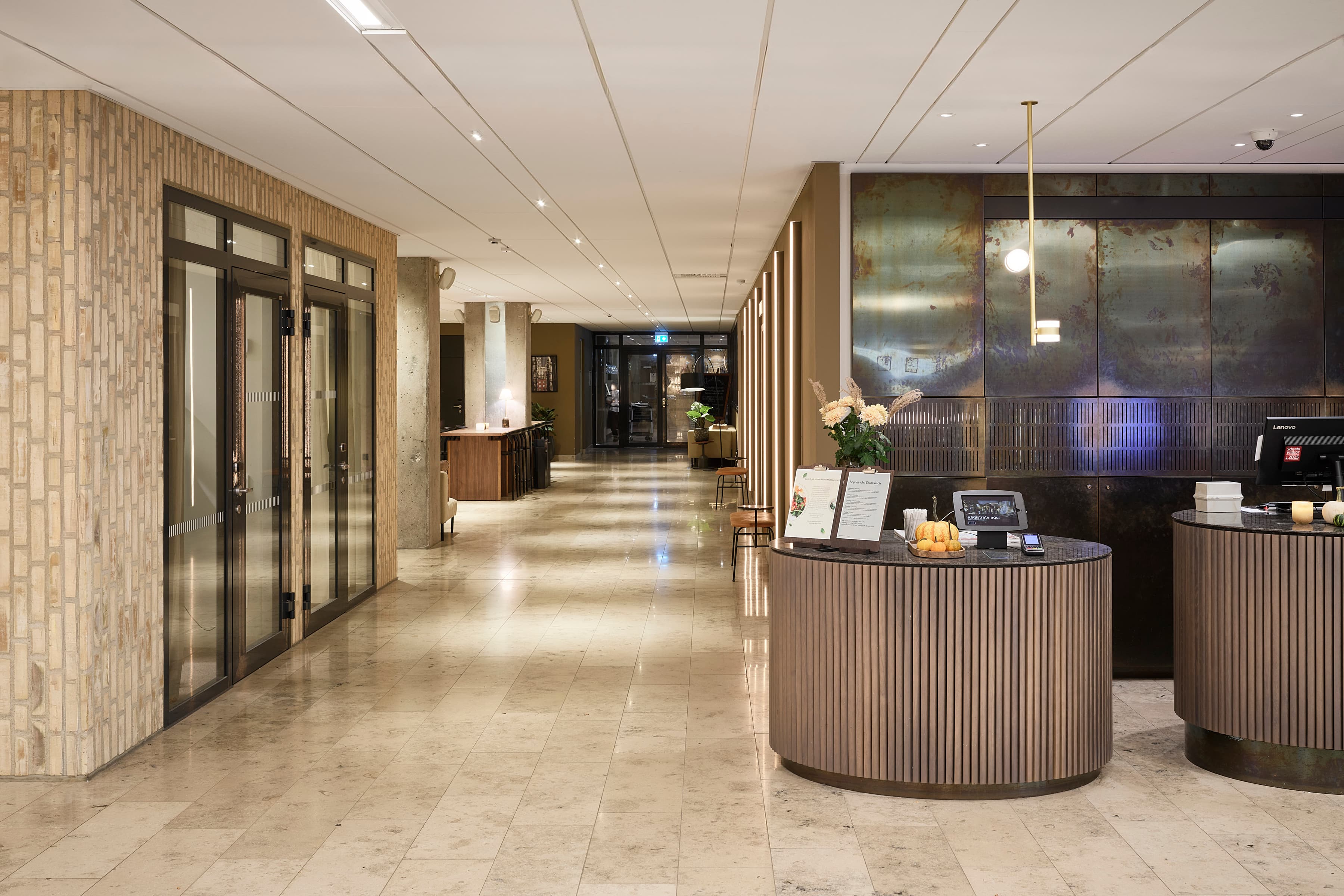 En lobby med två runda bord.