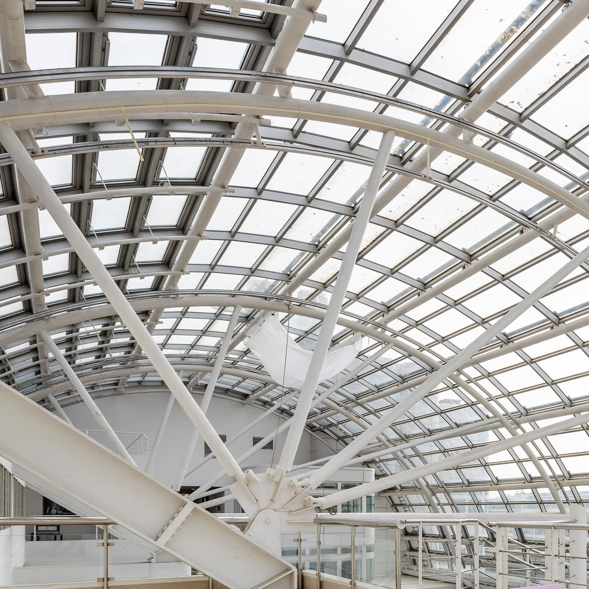 Ett rum med gräsgolv och glastak.