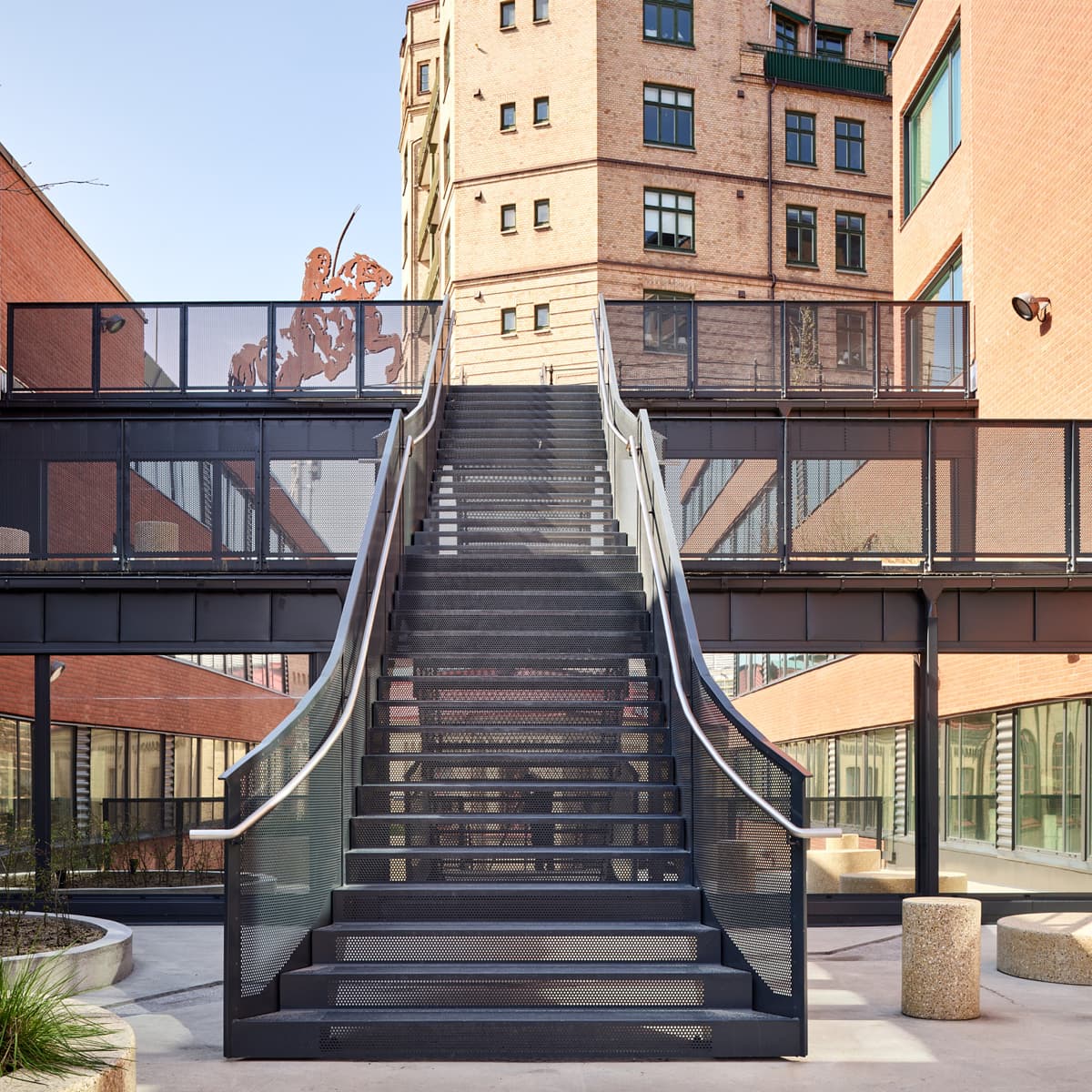 En trappa som leder upp till en byggnad.