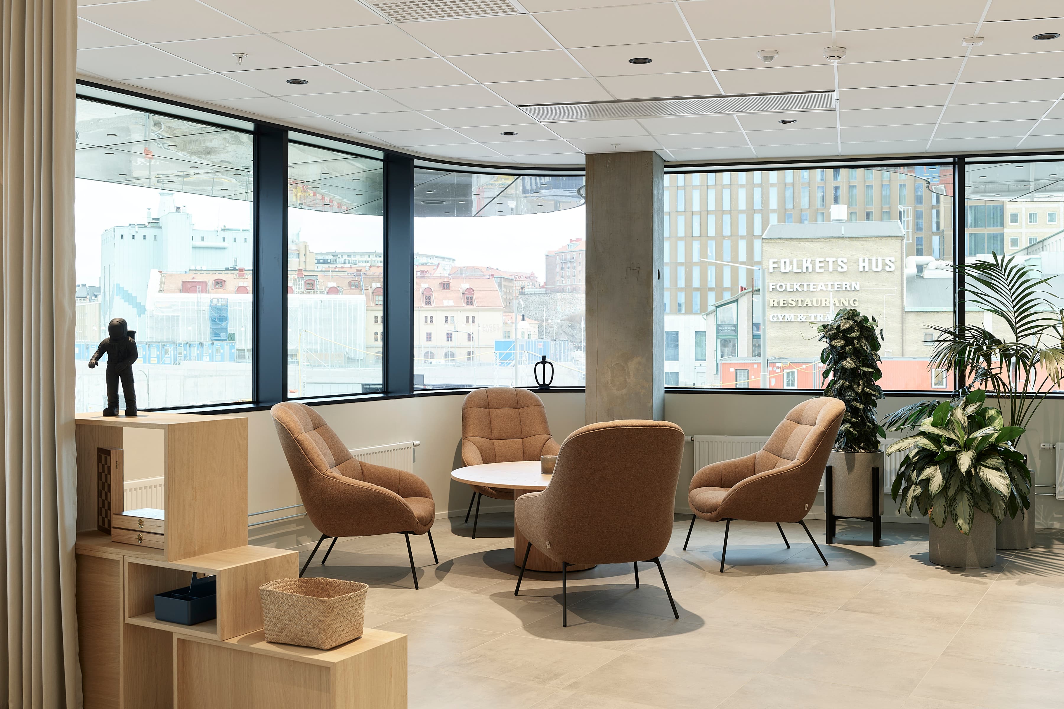 Ett rum med många stolar och många fönster.