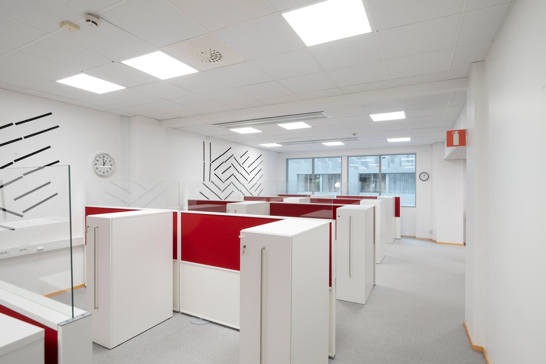 Ett tomt kontor med vita bås.