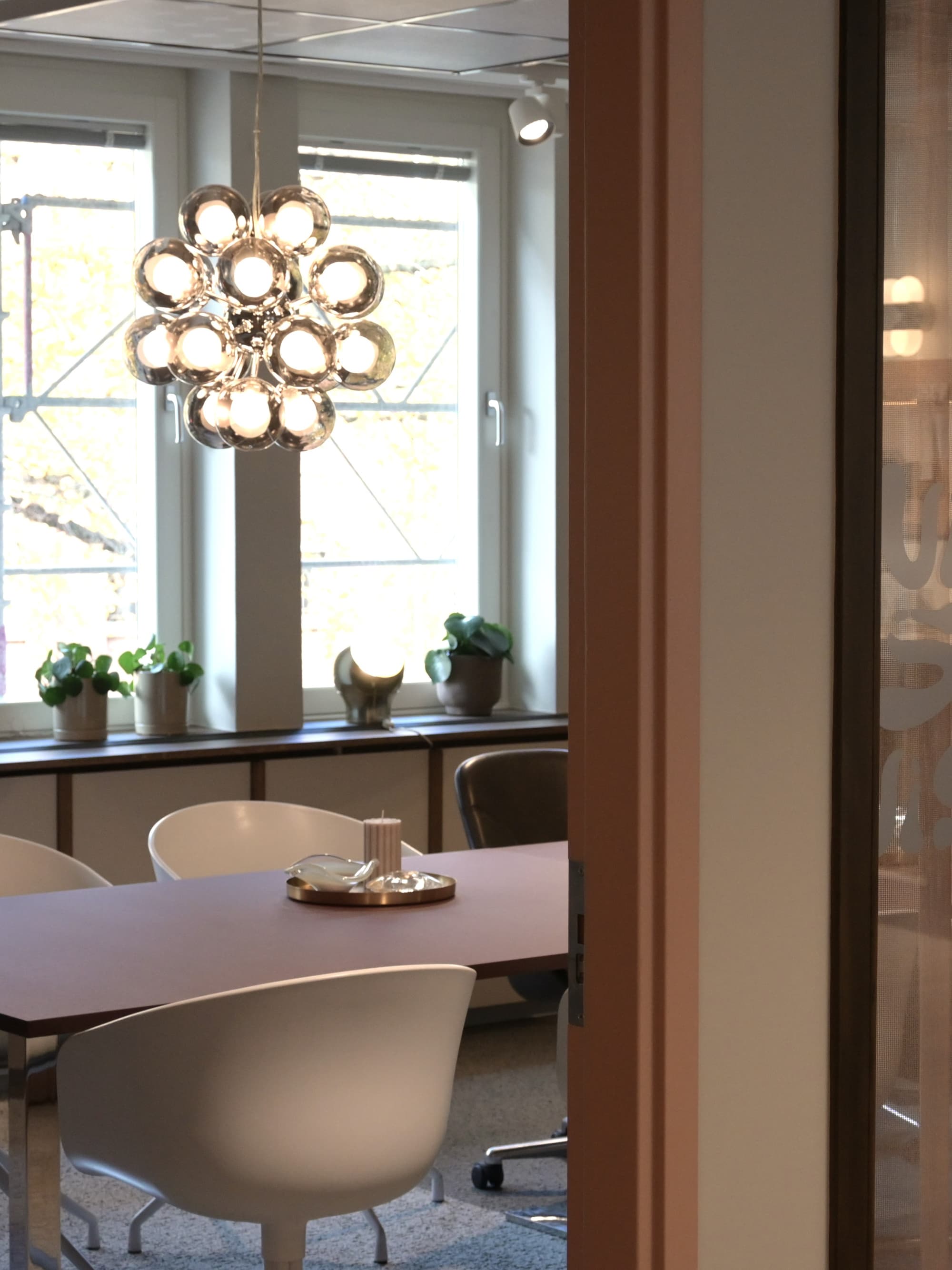 Ett konferensrum med bord och stolar.