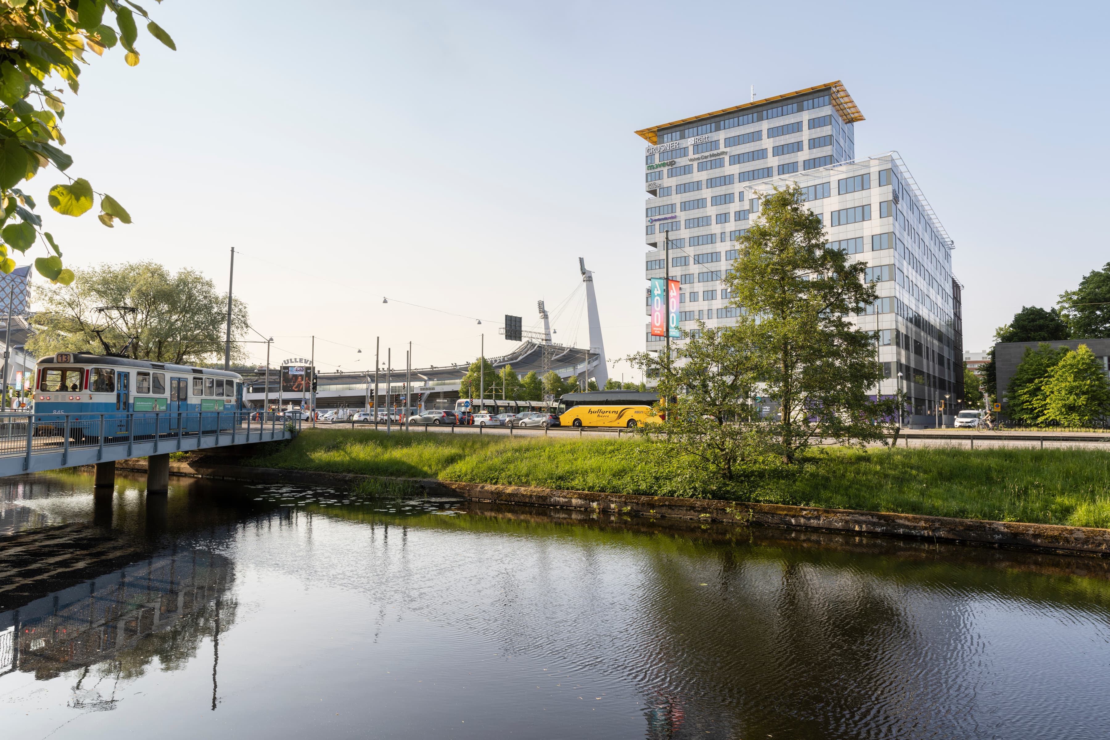 En flod som rinner genom en stad bredvid höga byggnader.