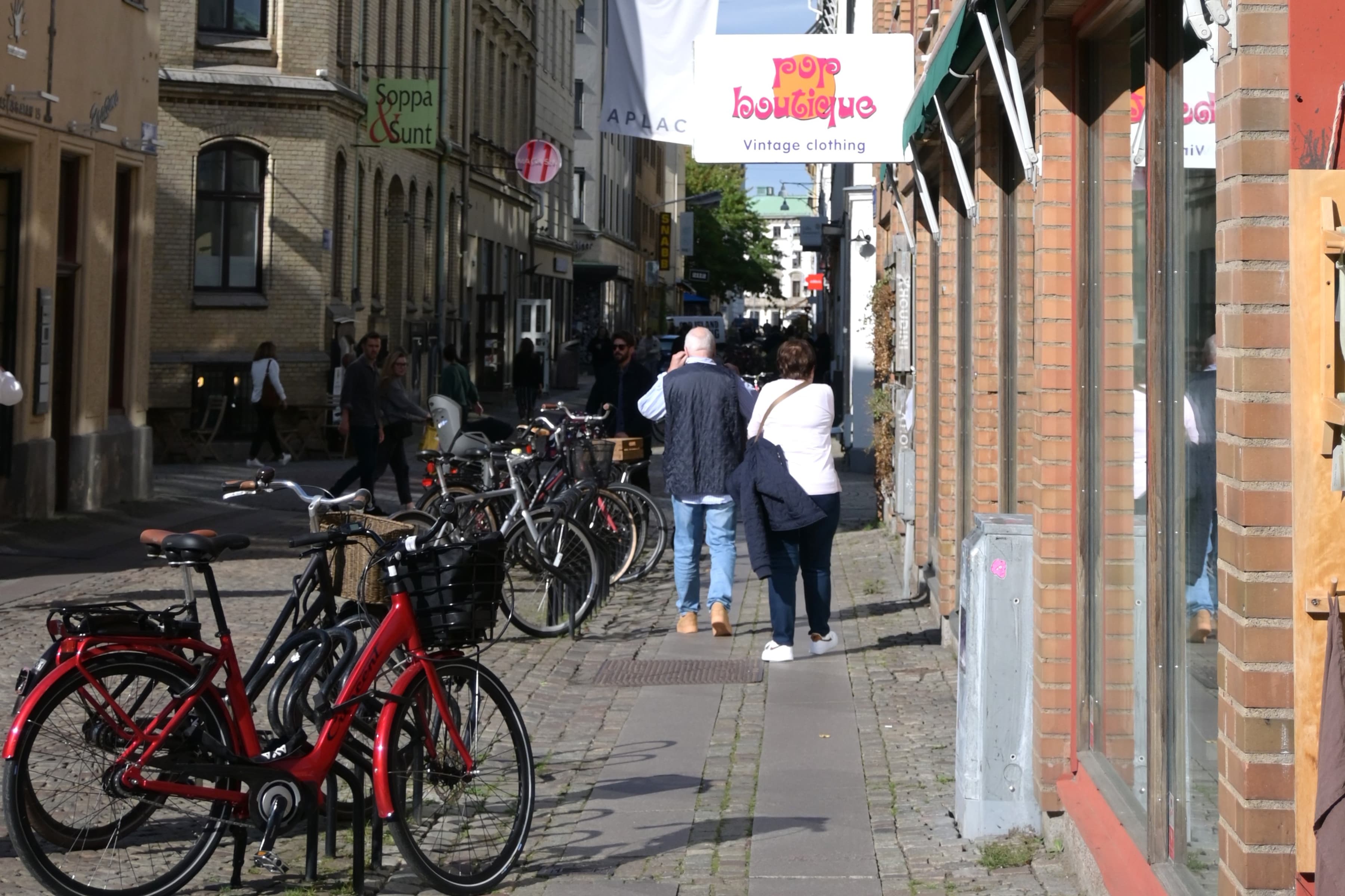 En grupp cyklar parkerade vid sidan av en gata.