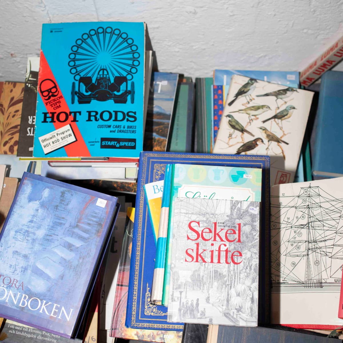 En hög med böcker som ligger på ett bord.