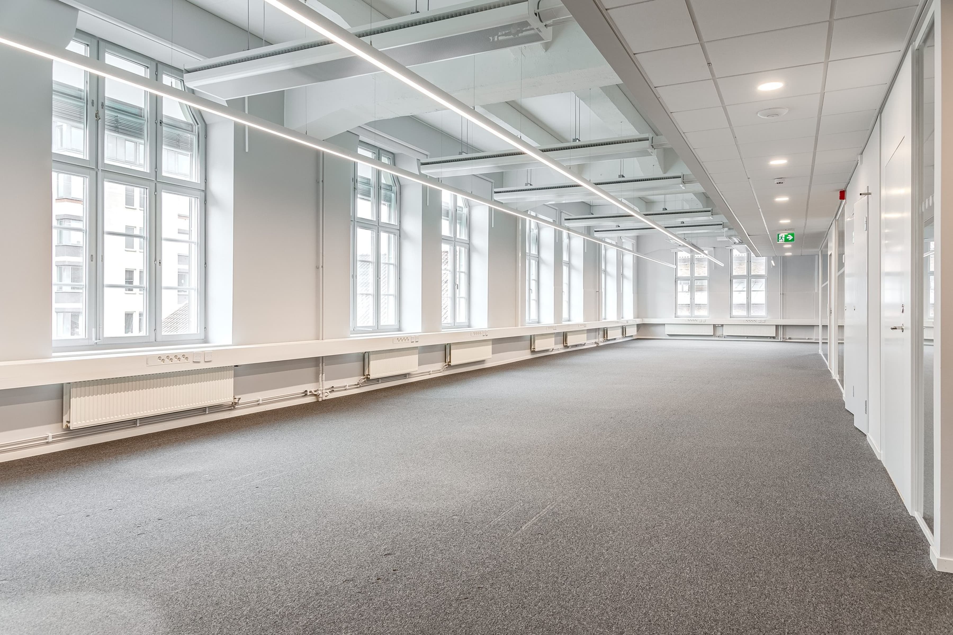 Ett stort tomt rum med många fönster.