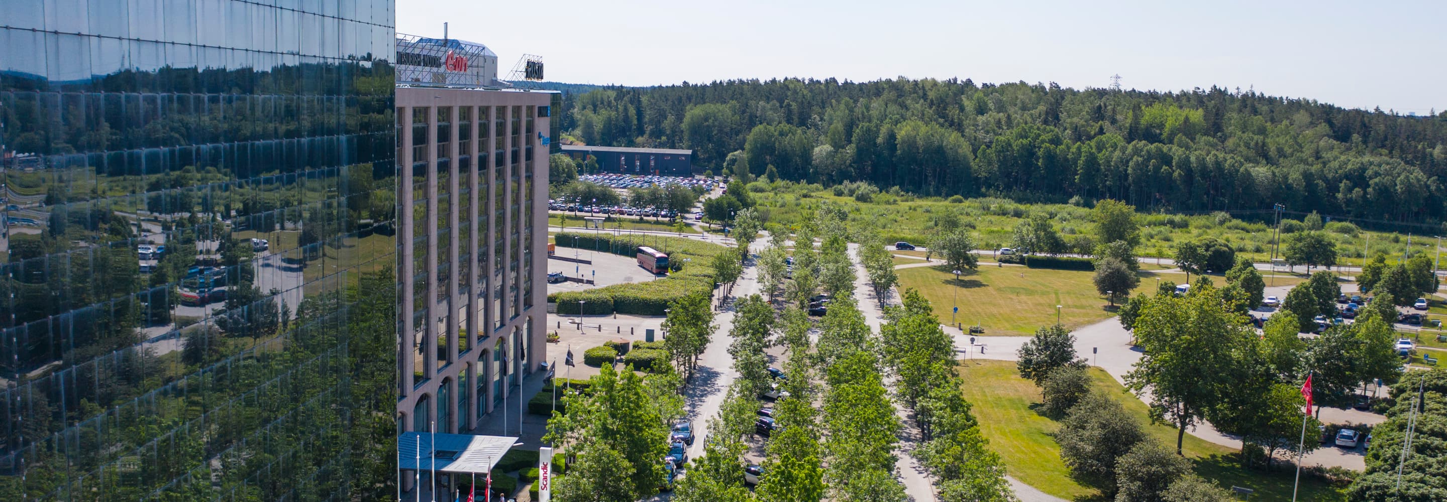 En flygbild av en stadsgata med en stor byggnad i bakgrunden.